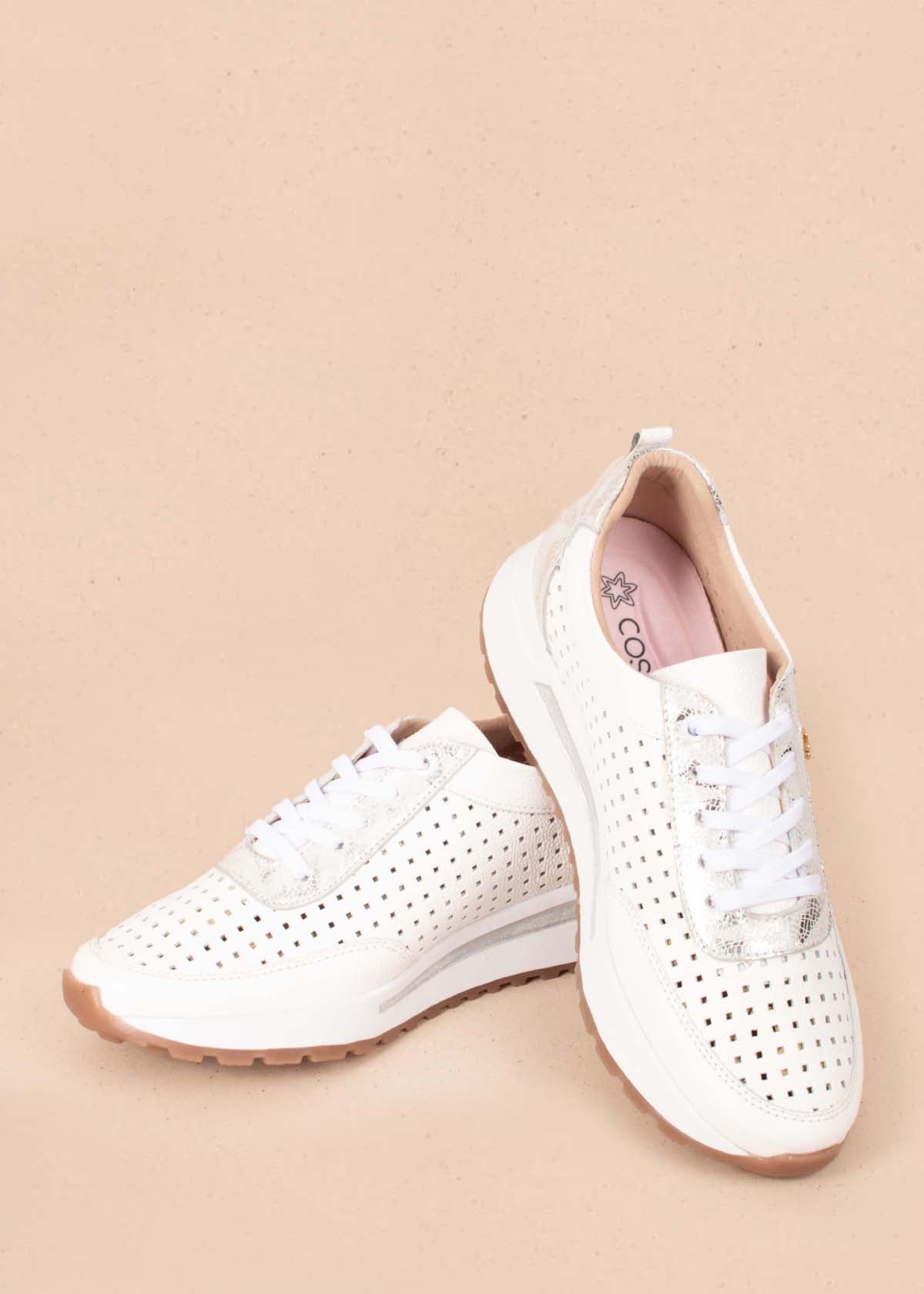 Tenis casuales en cuero color blanco con perforaciones 103265