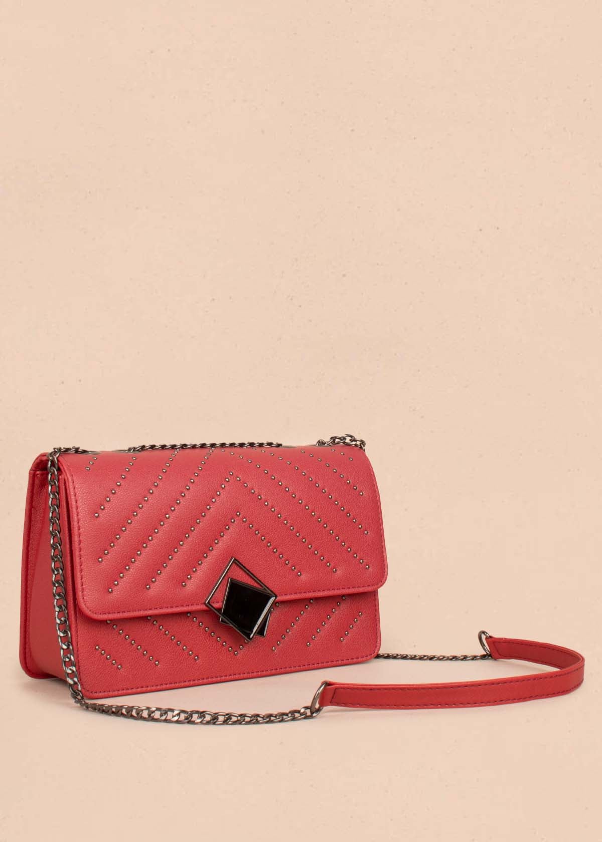 Bolso tipo bandolera color rojo con taches 103293