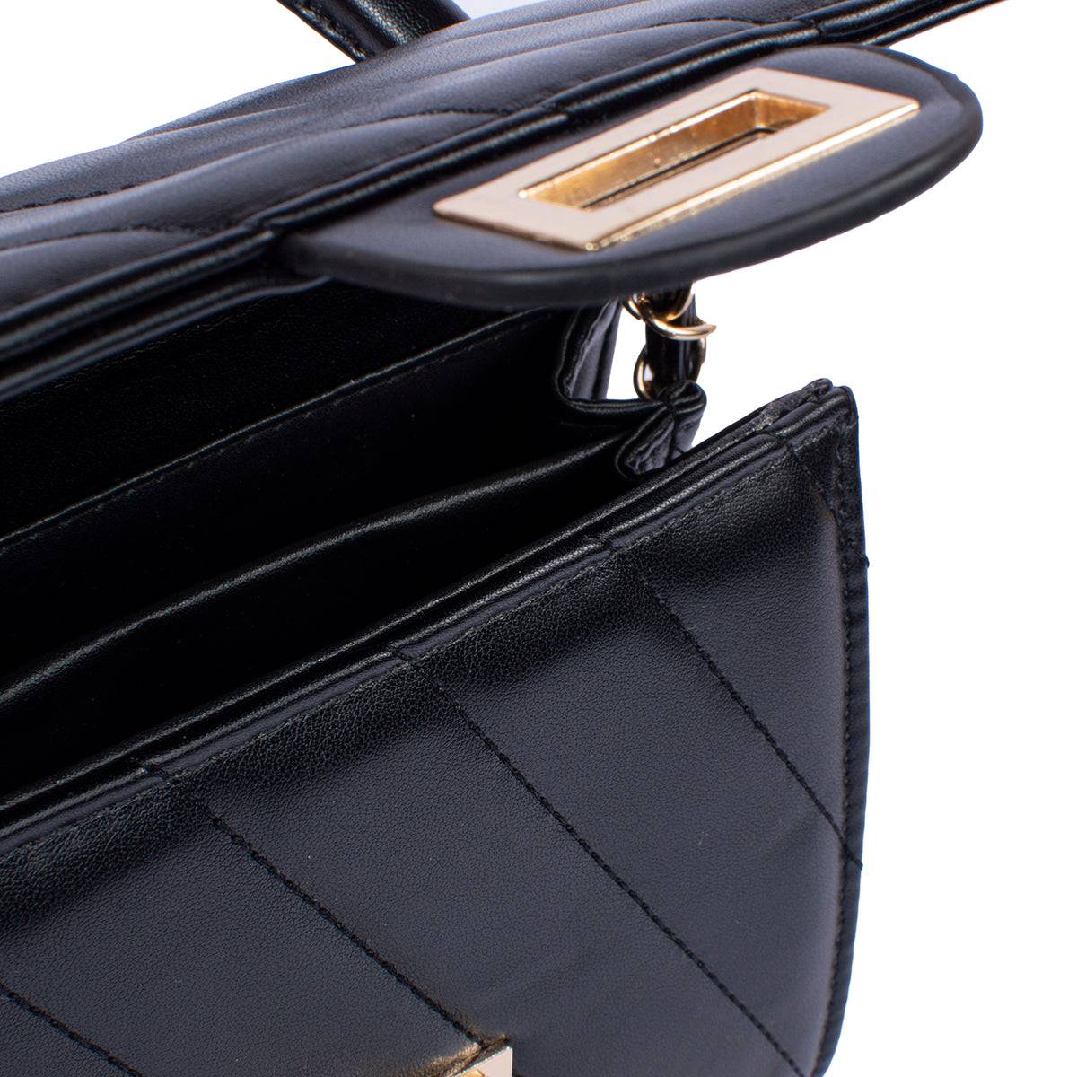 Bolso tipo cartera color negro con costuras en diagonal