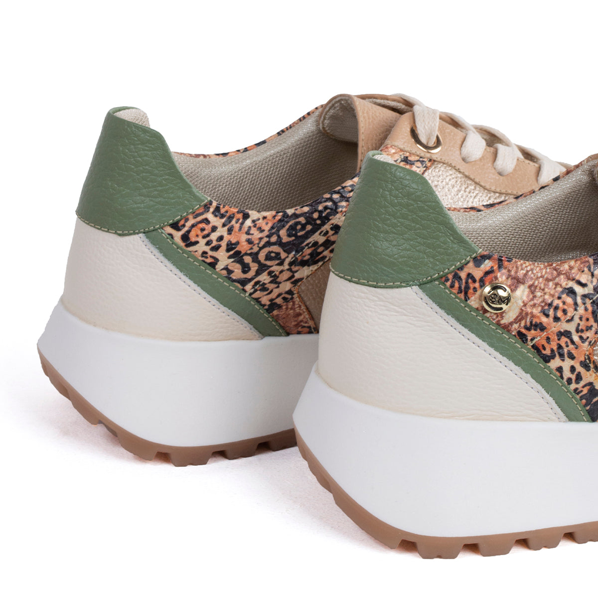 Tenis casuales de cuero color talco con perforaciones y estampado animal print