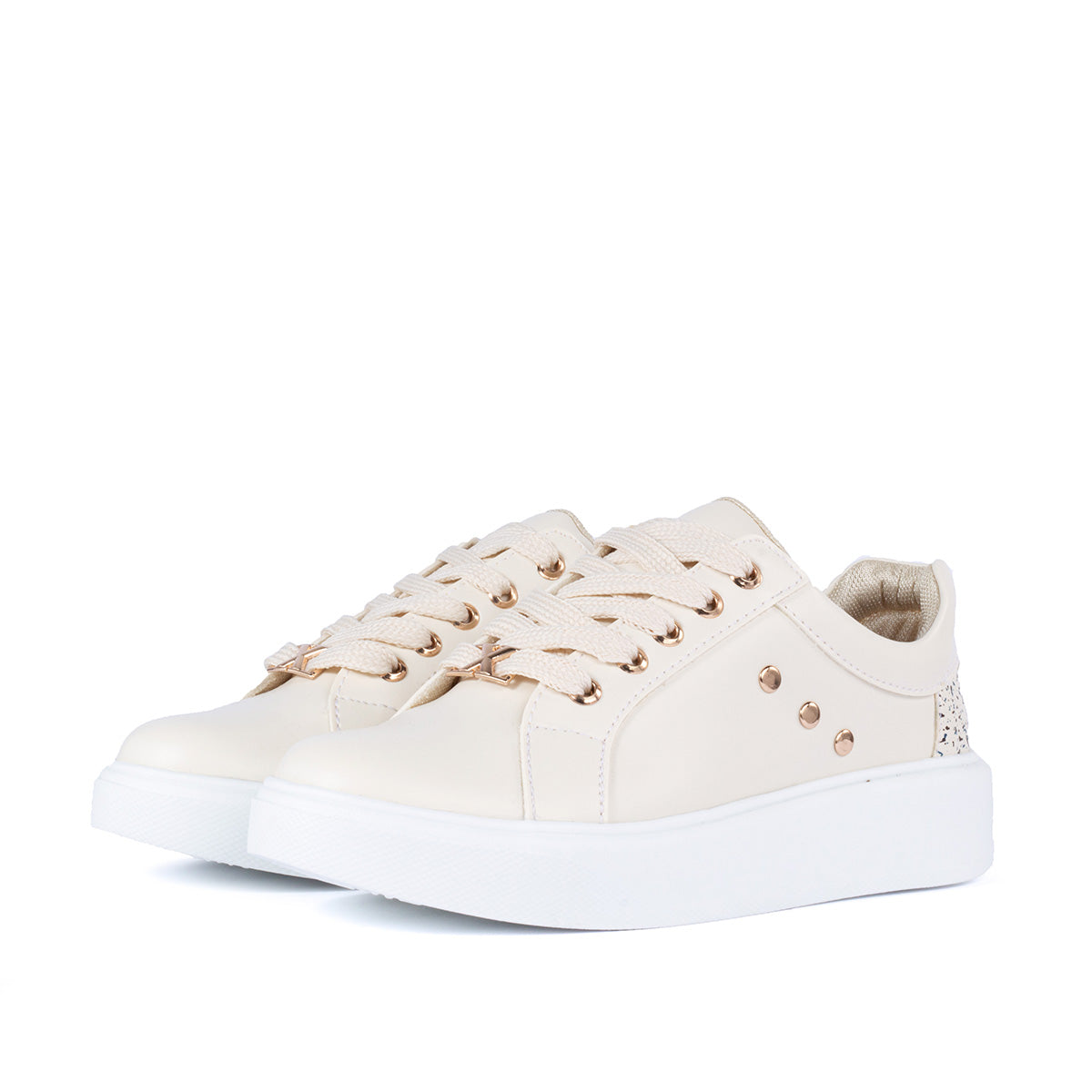 Tenis casuales color beige con taches