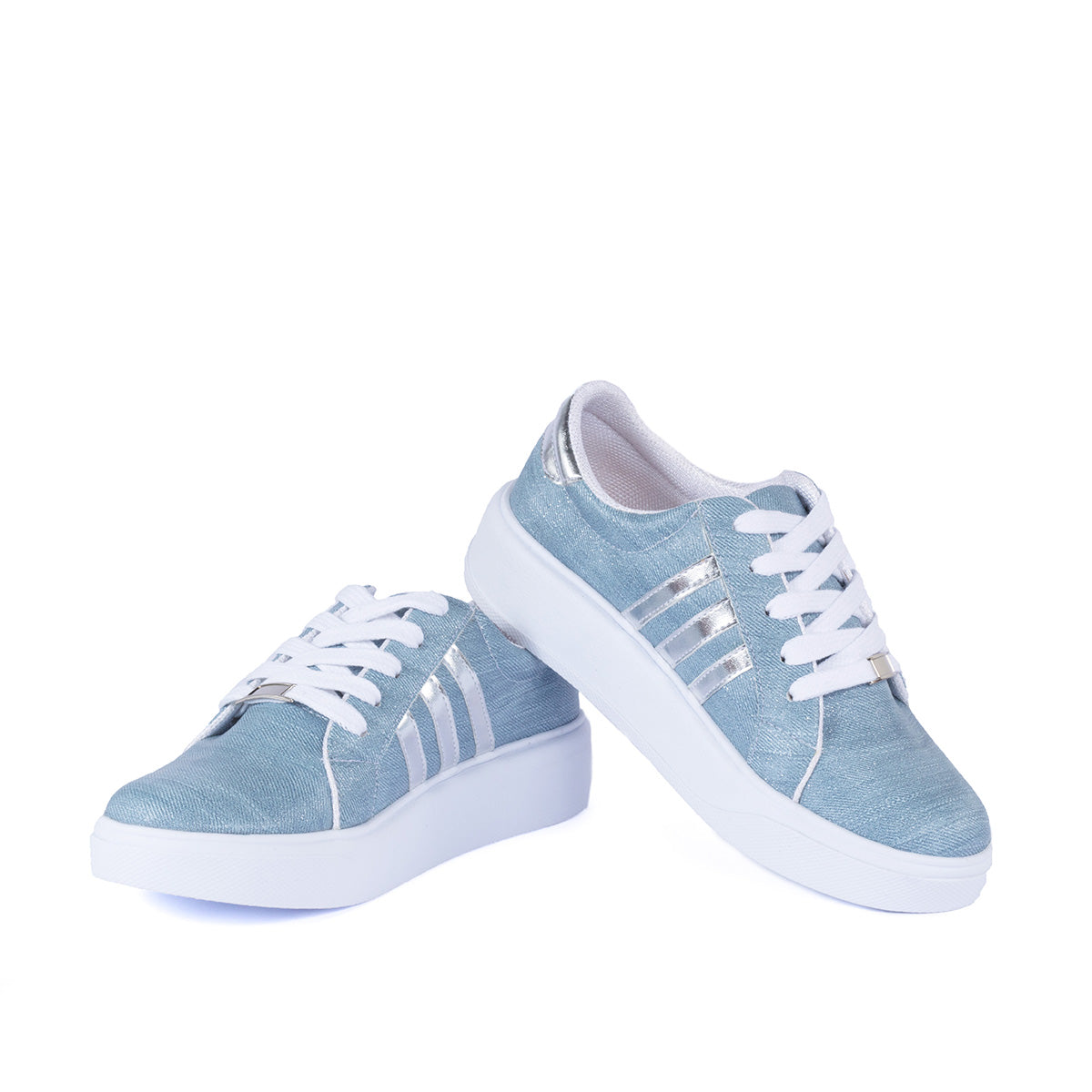 Tenis casuales color azul en denim con detalles metalizados