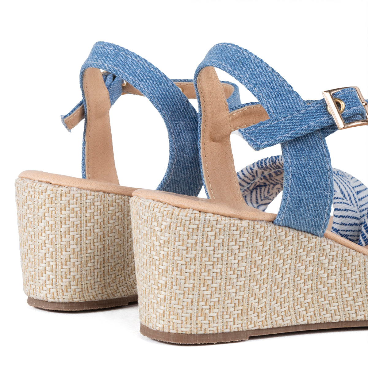 Sandalias color azul con plataforma y empeine textil