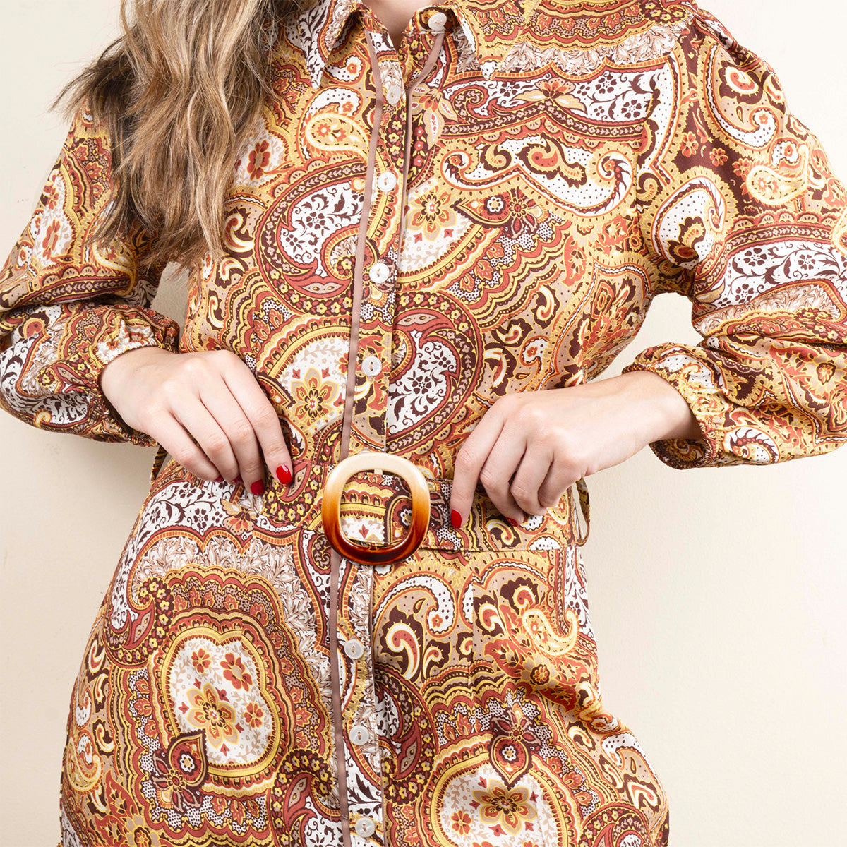 Vestido corto primaveral-veraniego color camel con cinturón