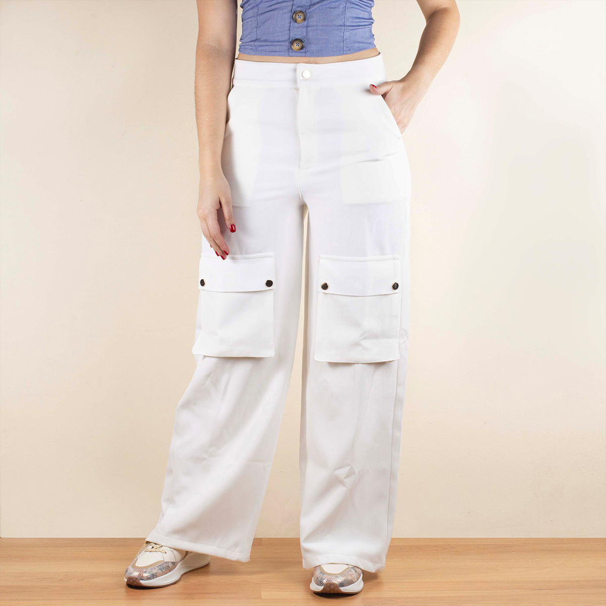 Pantalones casuales color blanco en bota recta