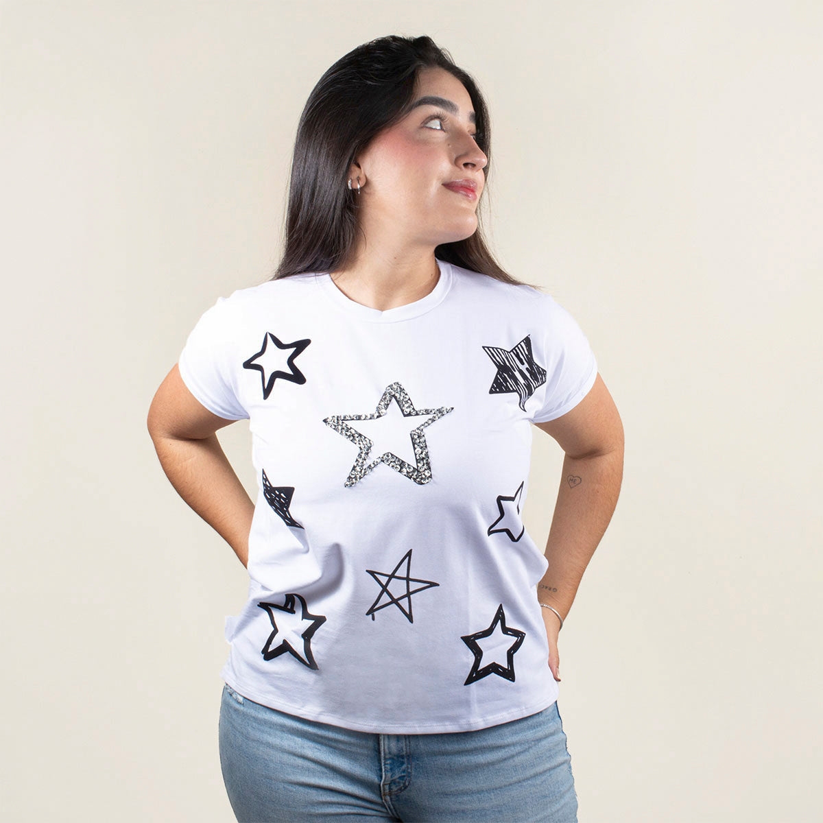 Camiseta básica color blanco con estampado de estrellas