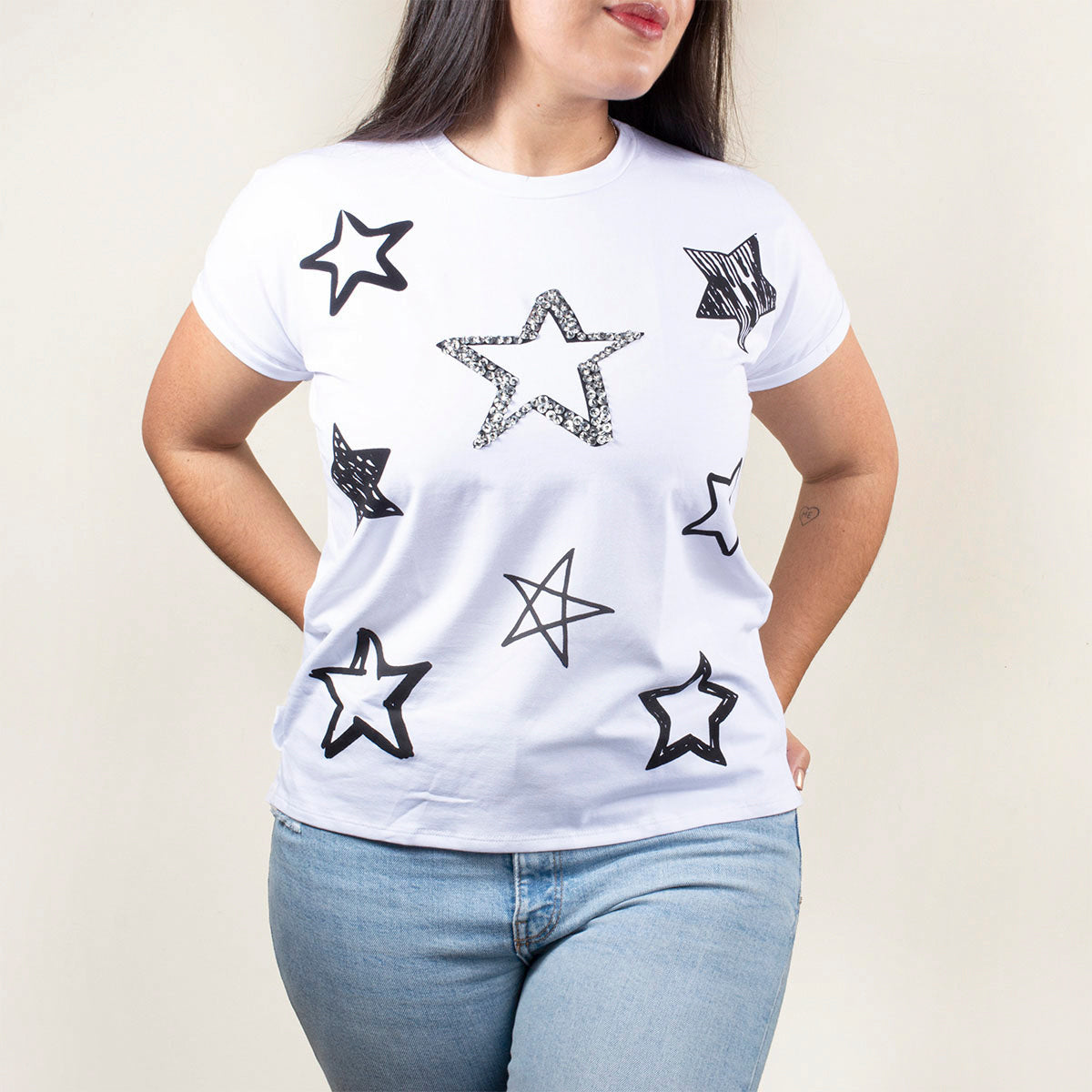 Camiseta básica color blanco con estampado de estrellas