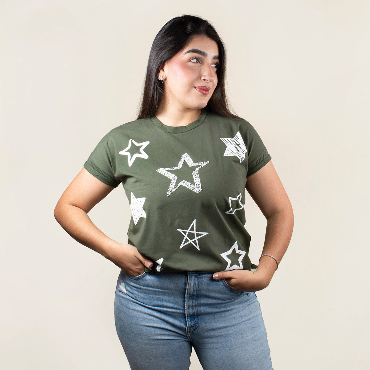 Camiseta básica color verde militar con estampado de estrellas