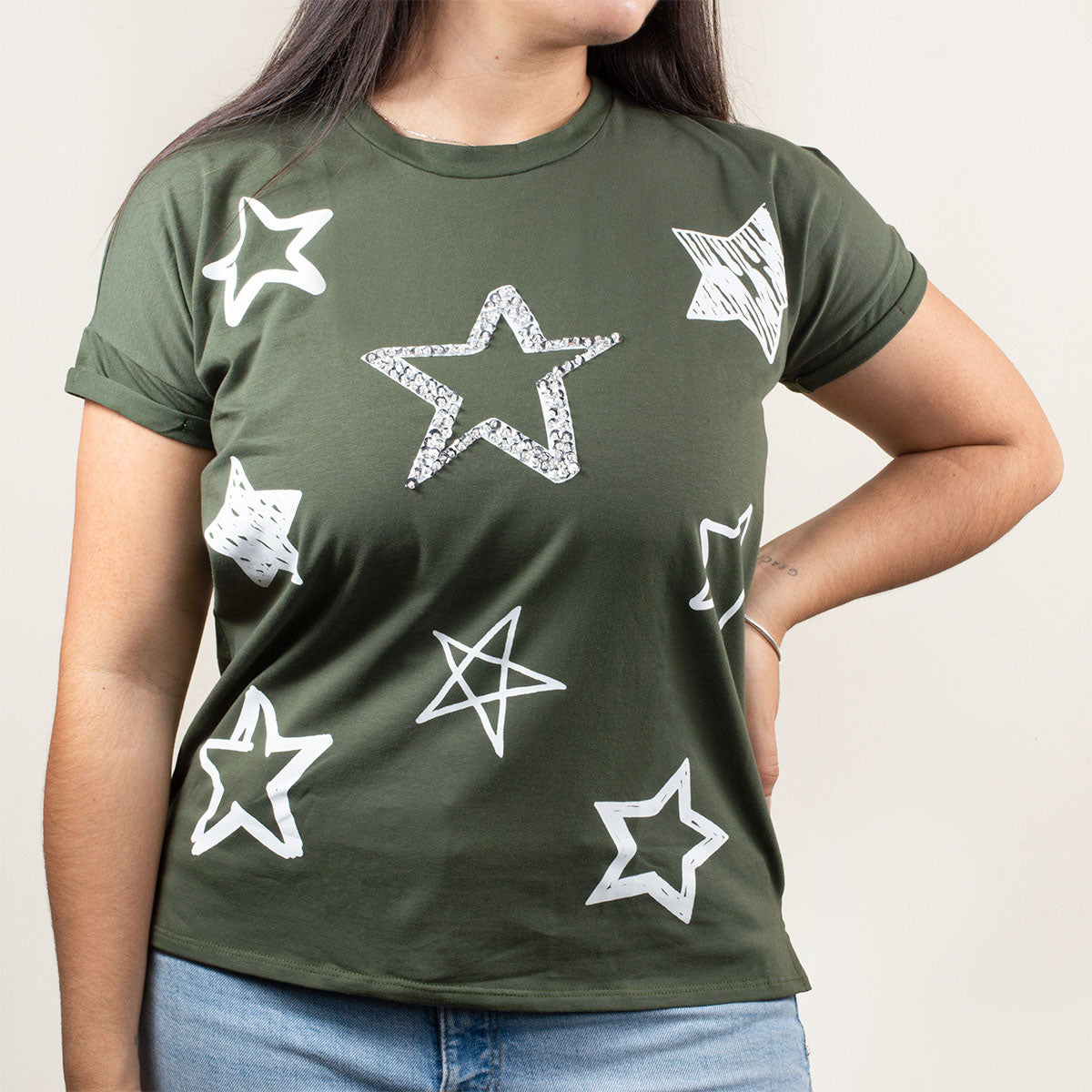 Camiseta básica color verde militar con estampado de estrellas