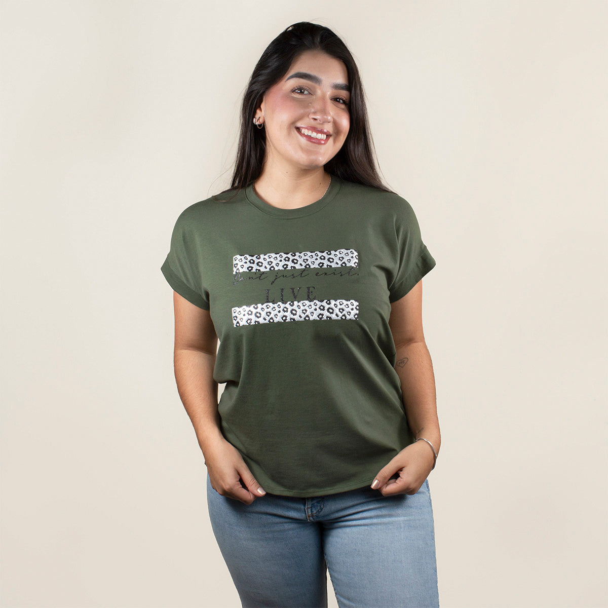 Camiseta básica color verde militar con estampado animal print
