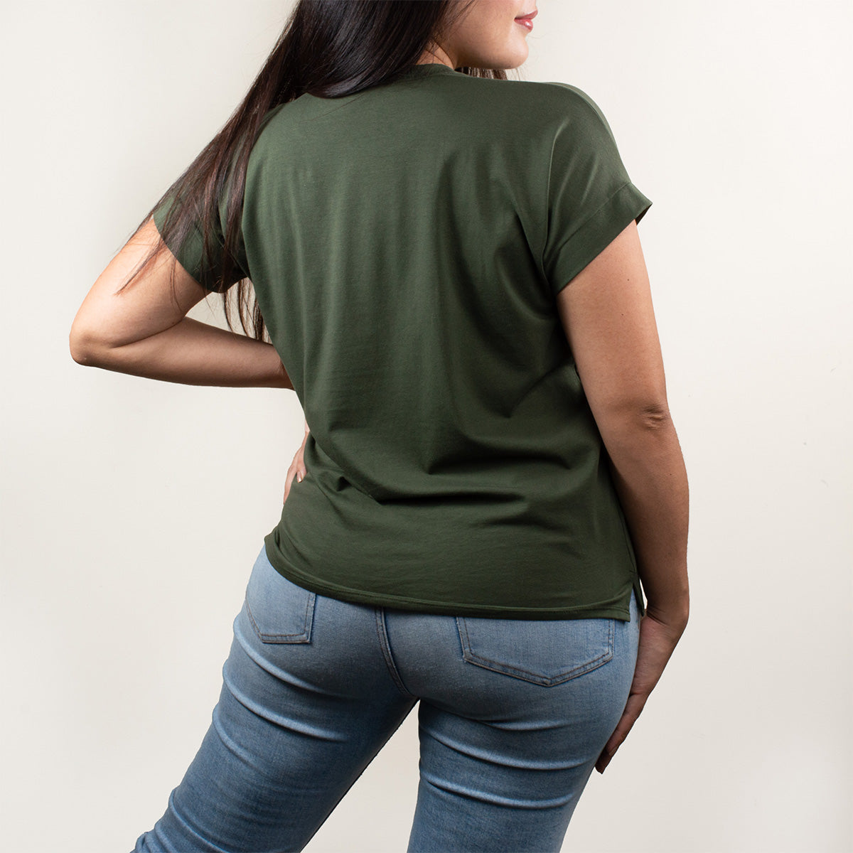 Camiseta básica color verde militar con estampado animal print