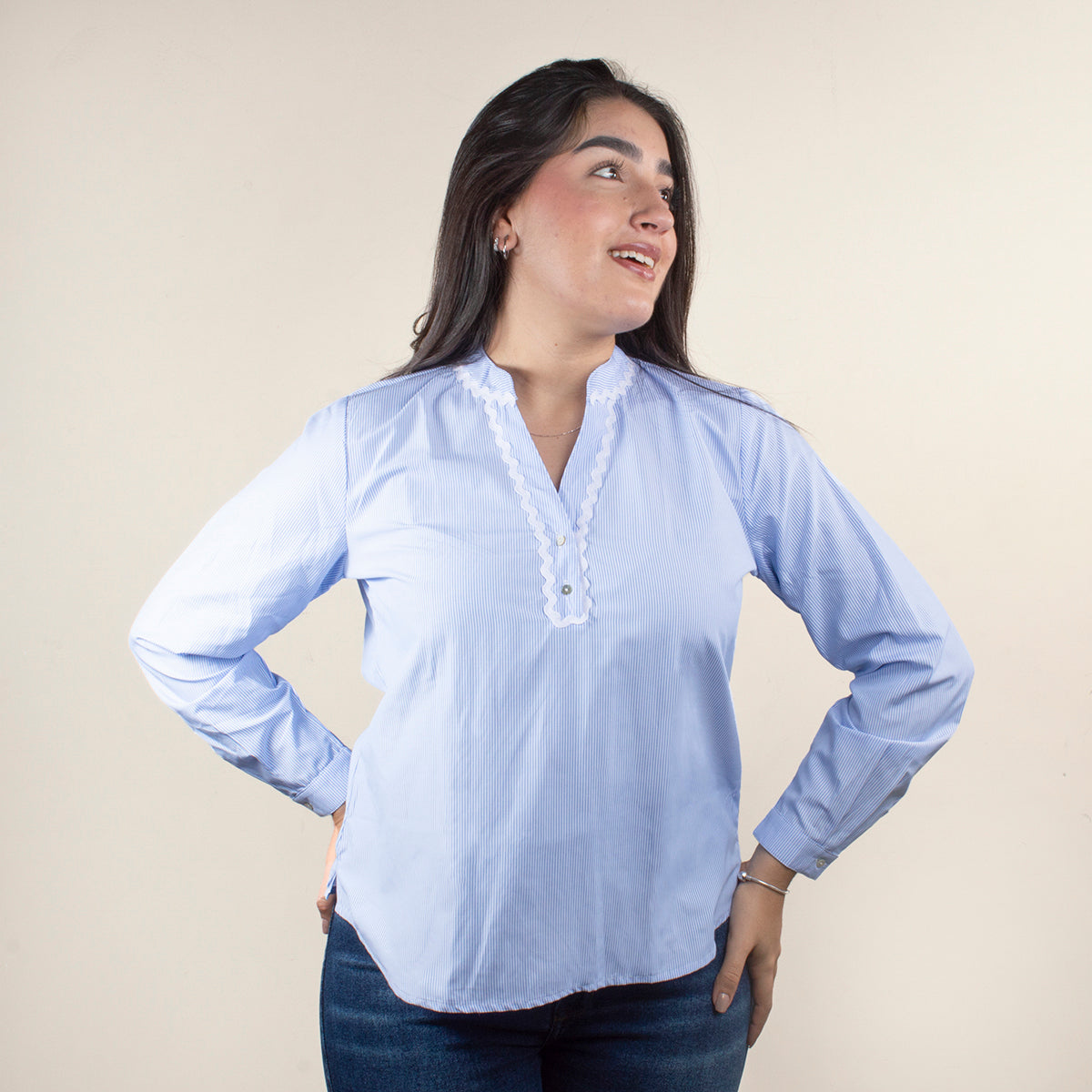 Blusa color azul claro con rayas verticales y cuello en V con bordado