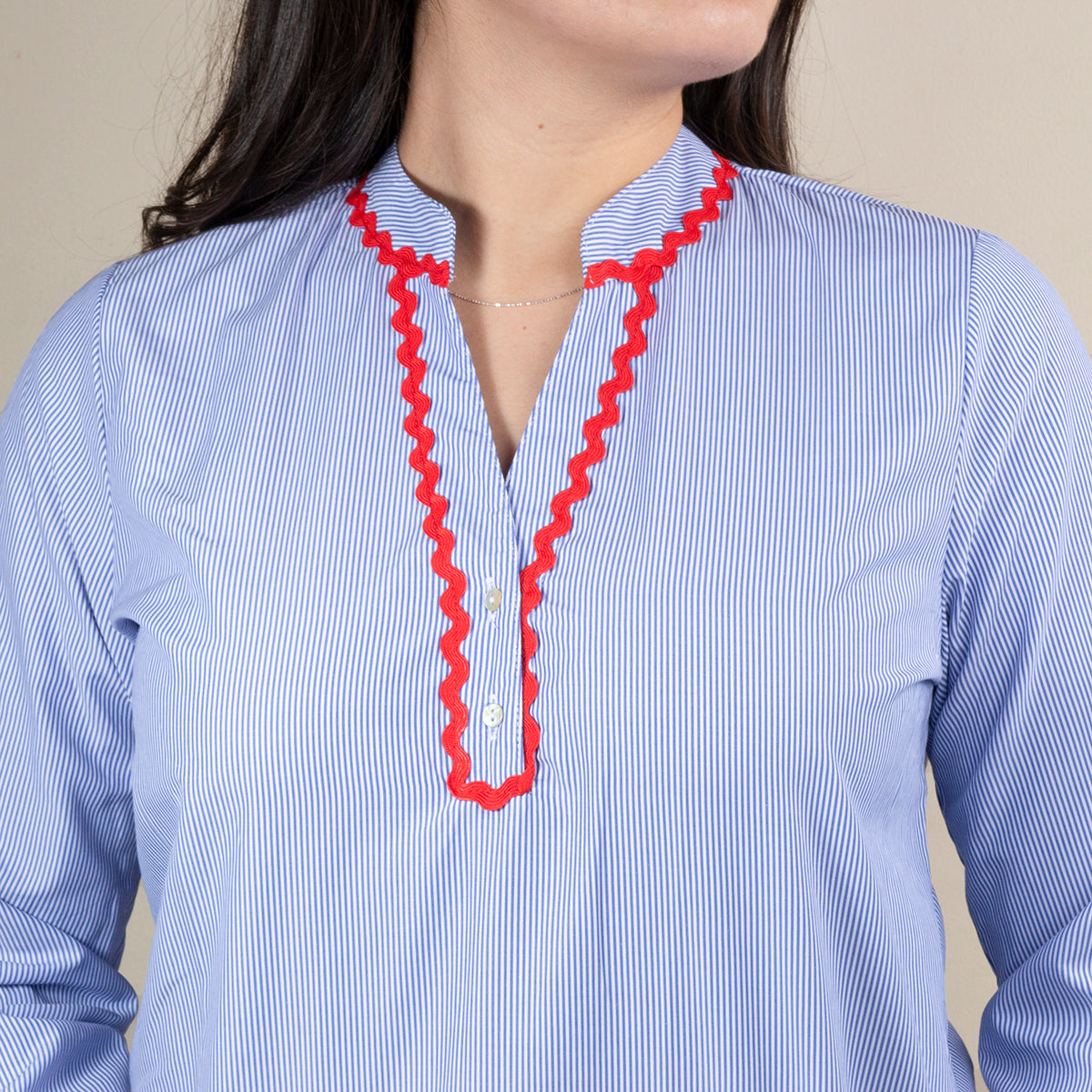 Blusa color azul oscuro con rayas verticales y cuello en V con bordado