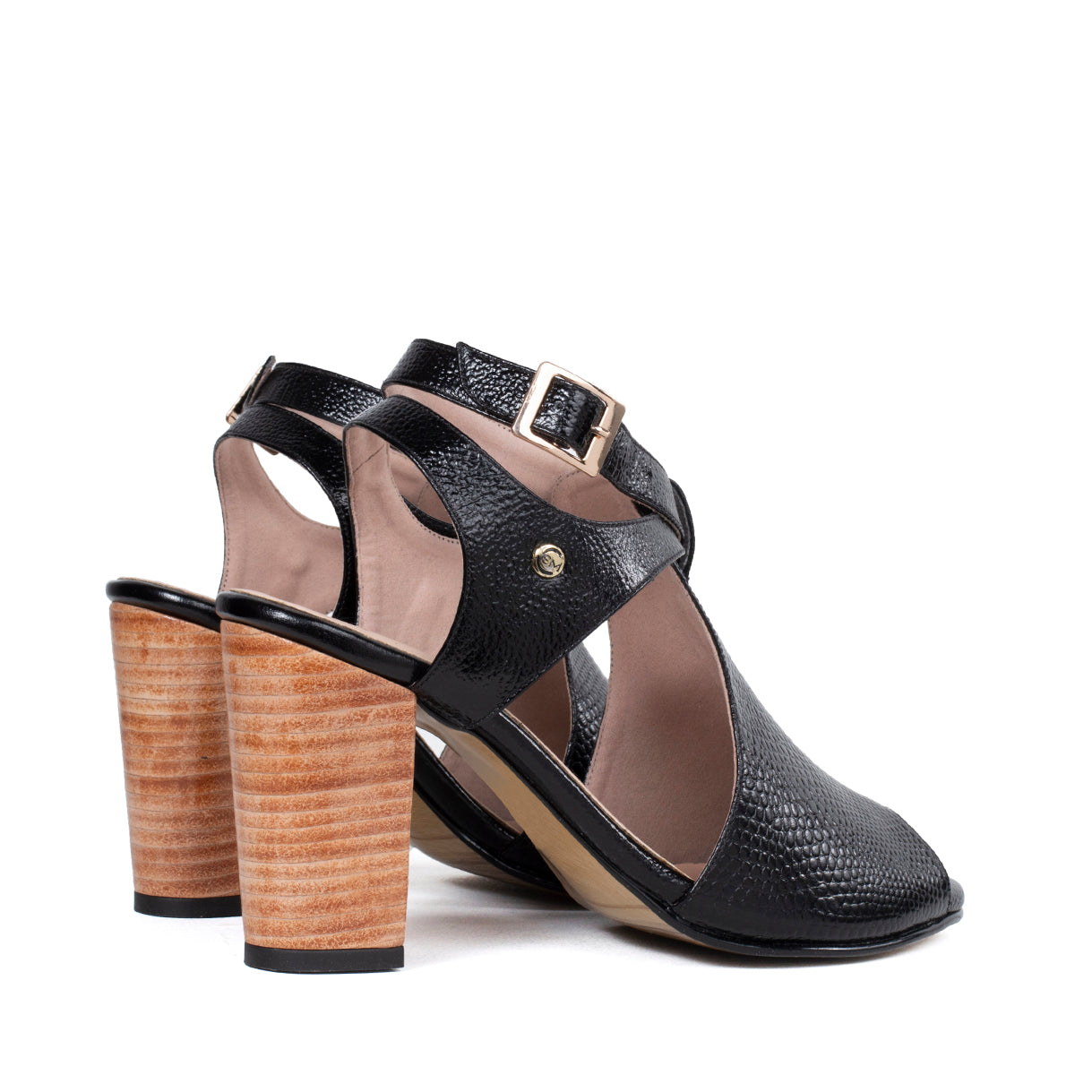 Sandalias de cuero color negro con texturizado tipo croco