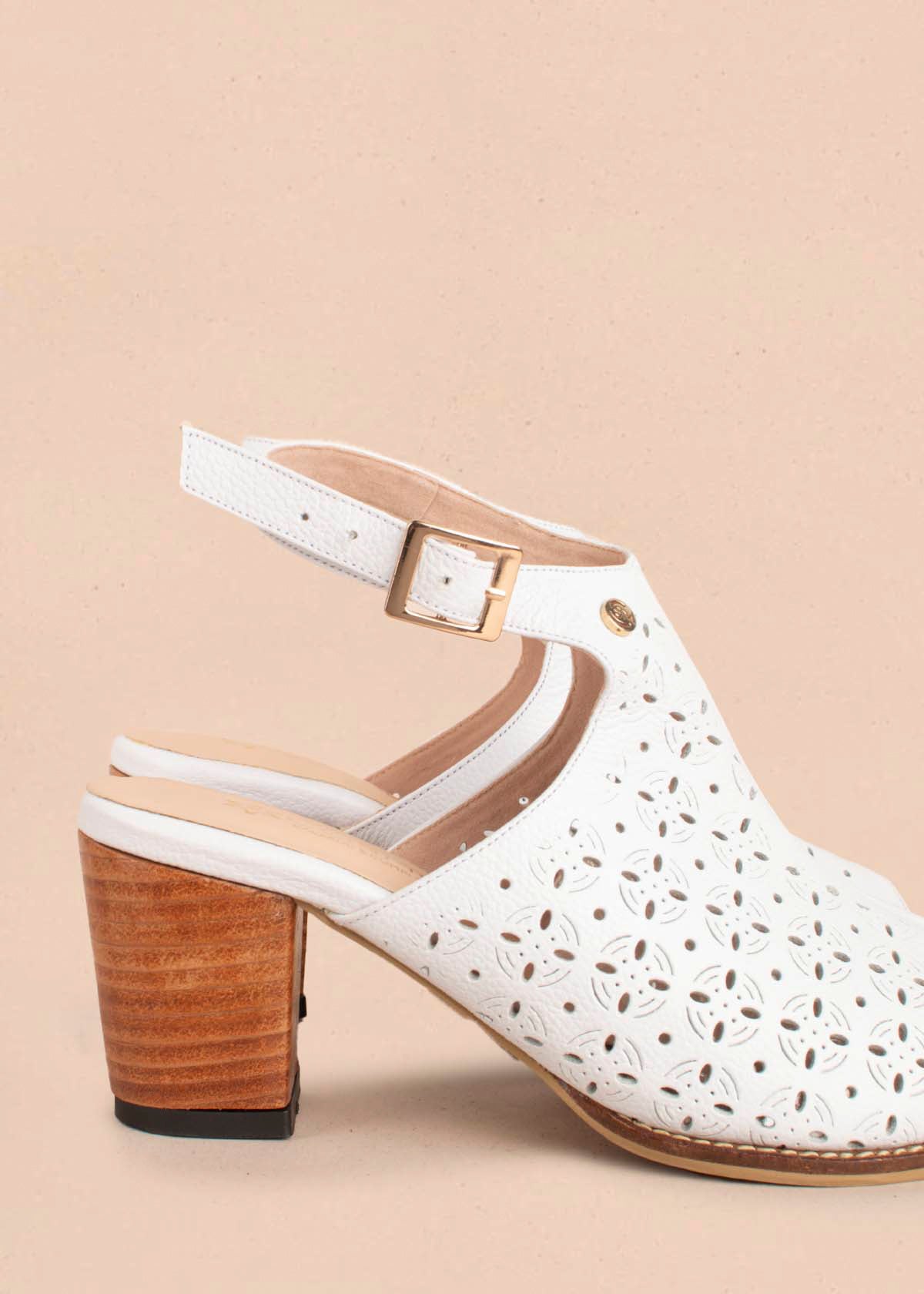 Sandalias altas en cuero color blanco con perforaciones 103472