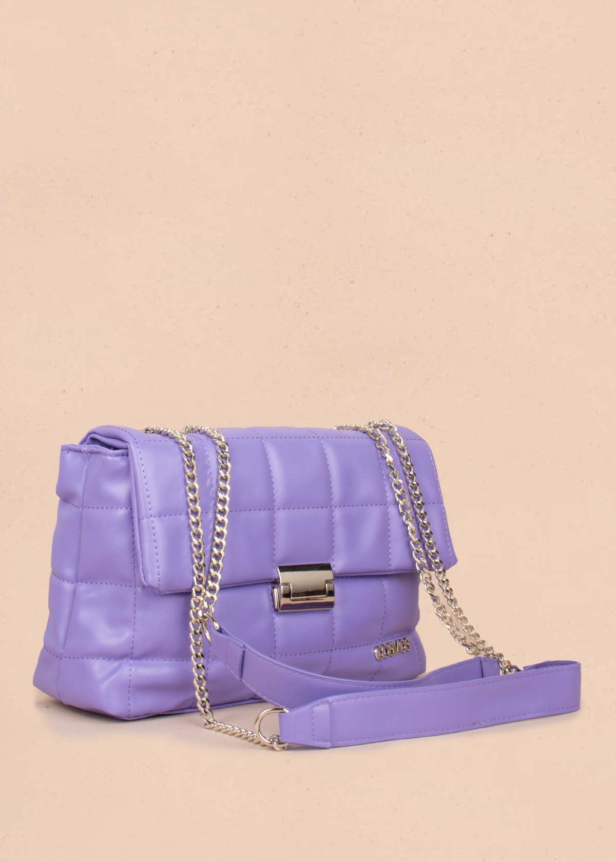 Bolso tipo bandolera color morado con diseño en cuadros acolchado 103563