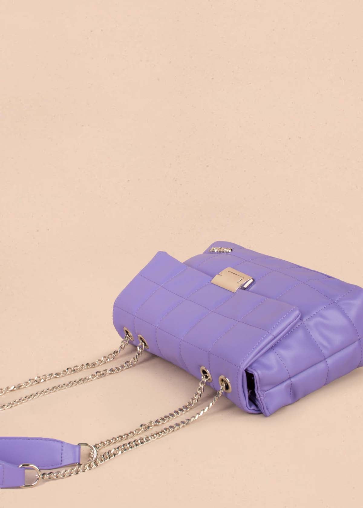 Bolso tipo bandolera color morado con diseño en cuadros acolchado 103563