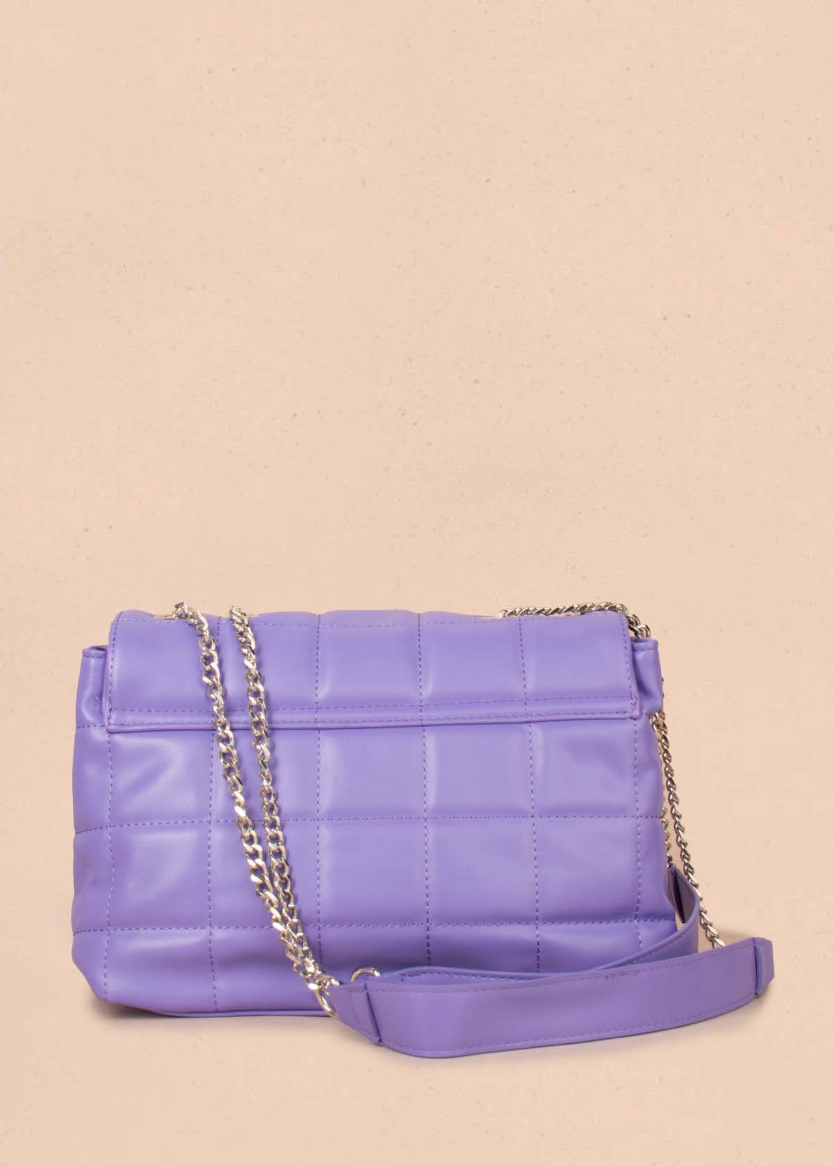 Bolso tipo bandolera color morado con diseño en cuadros acolchado 103563