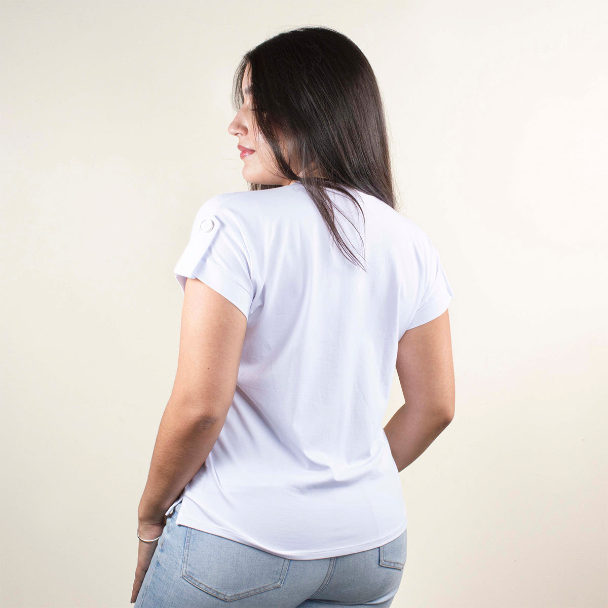 Camiseta básica color blanco con botones en hombros