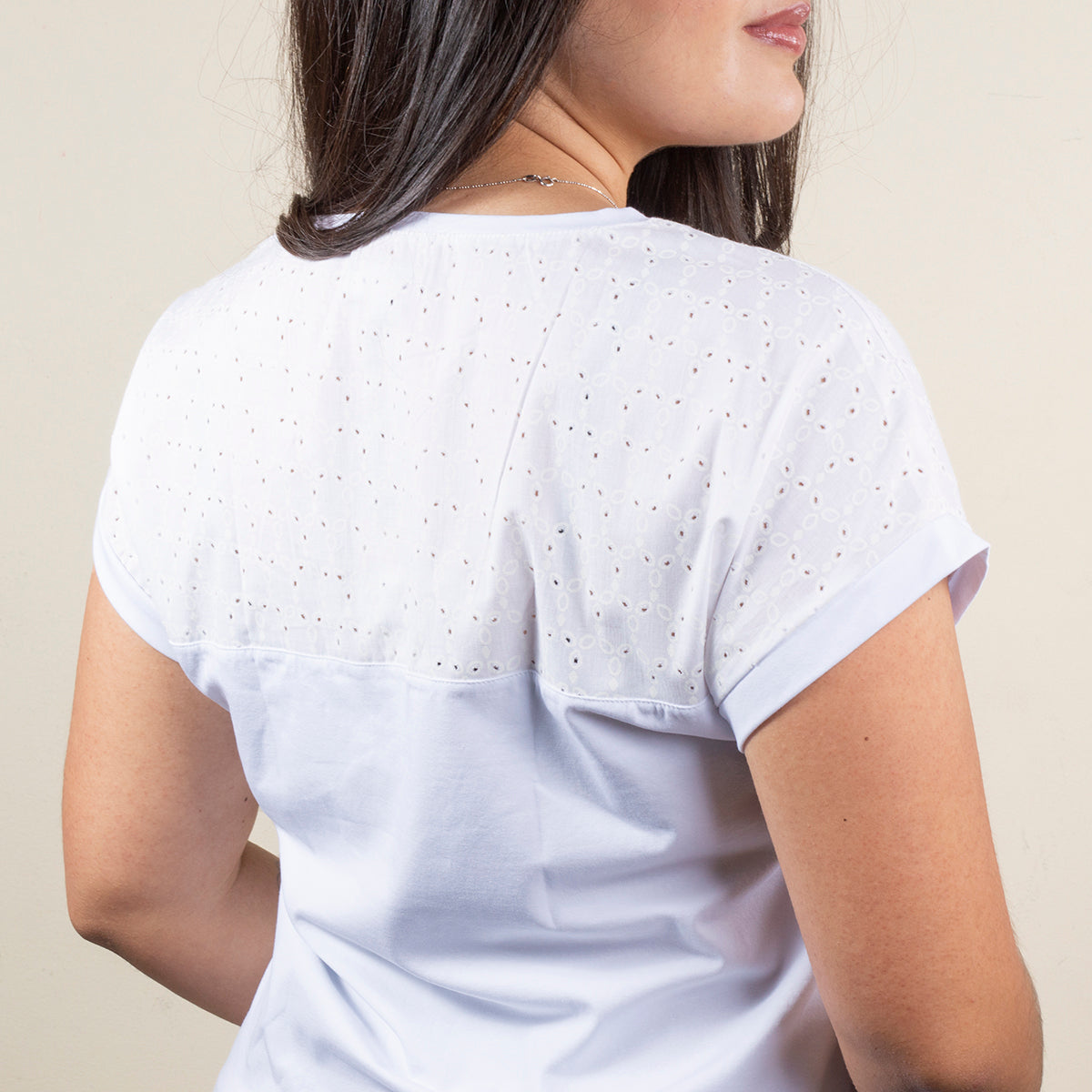 Blusa color blanco con perforaciones en hombros