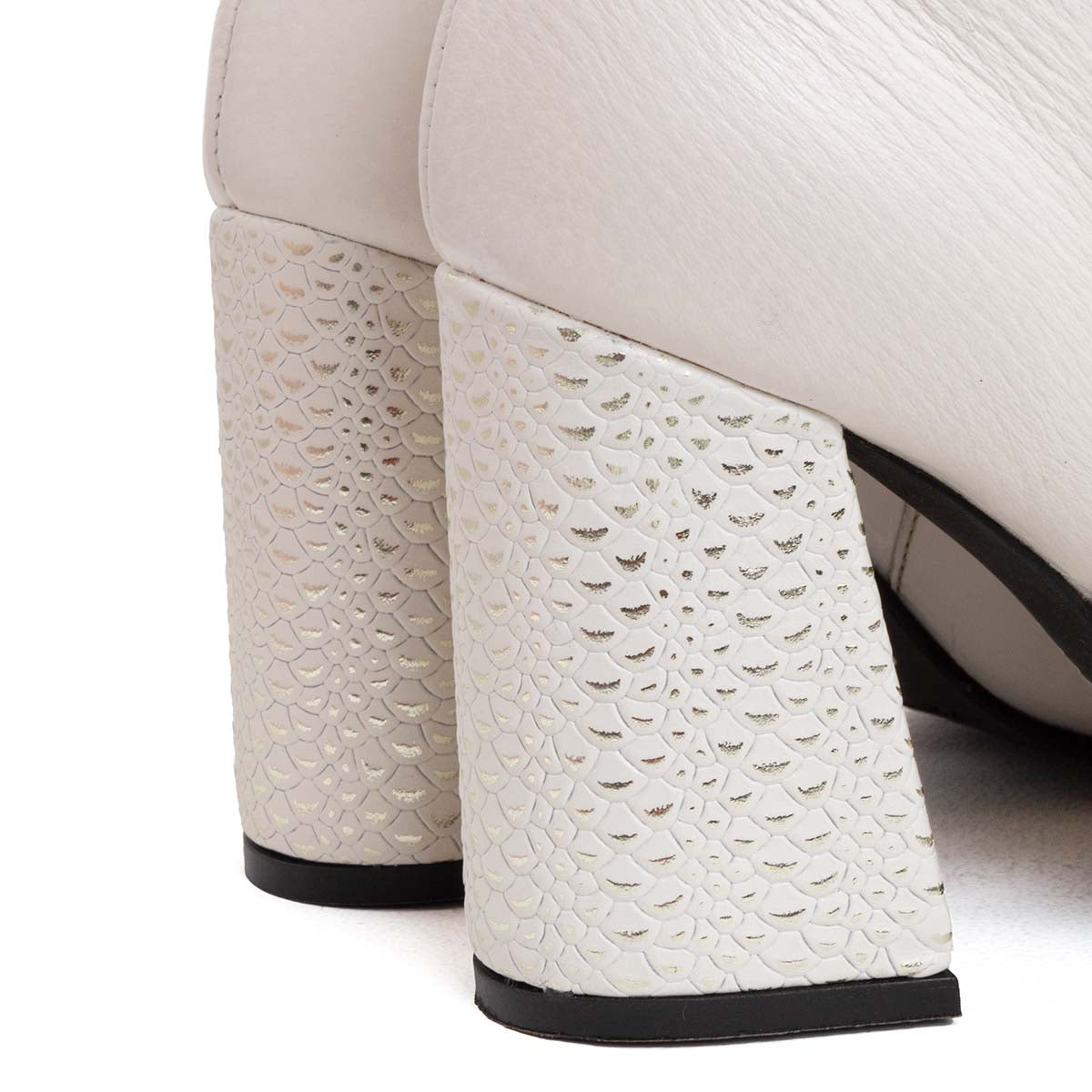 Botines de cuero color blanco con texturizado metálico en tacón