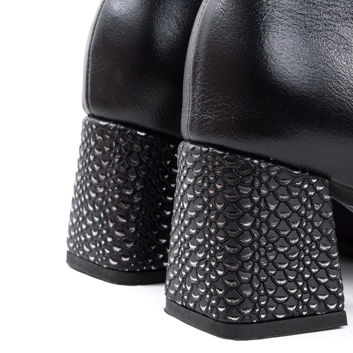 Botines de cuero color negro con texturizado metálico en tacón