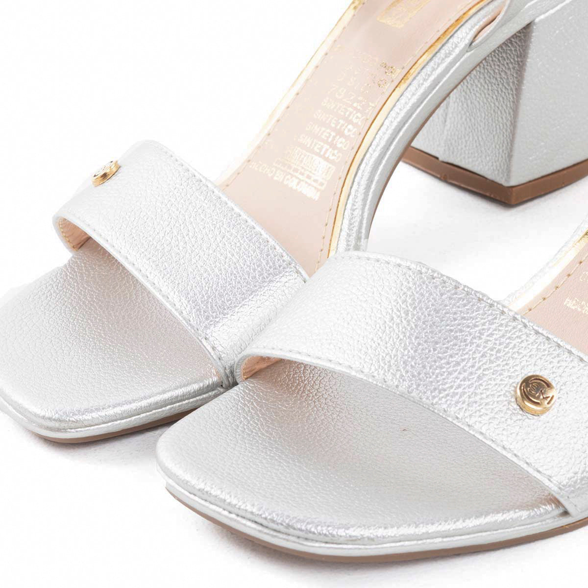 Sandalias elegantes color plata con correa