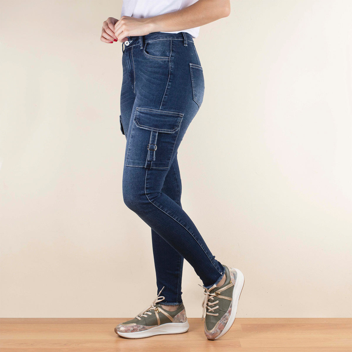 Jeans tipo cargo skinny color azul