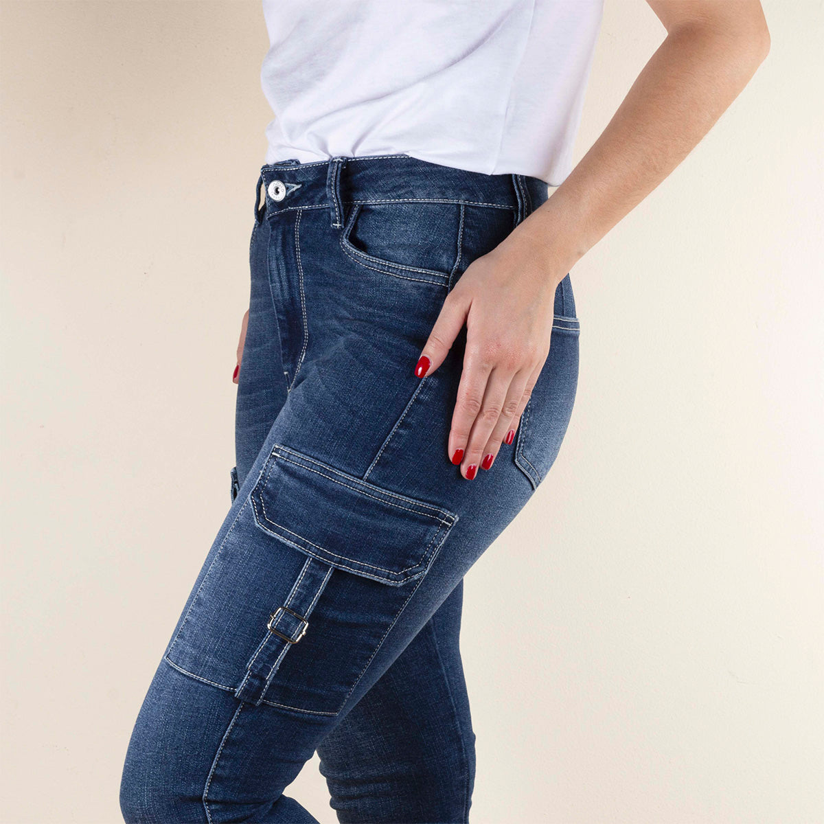 Jeans tipo cargo skinny color azul