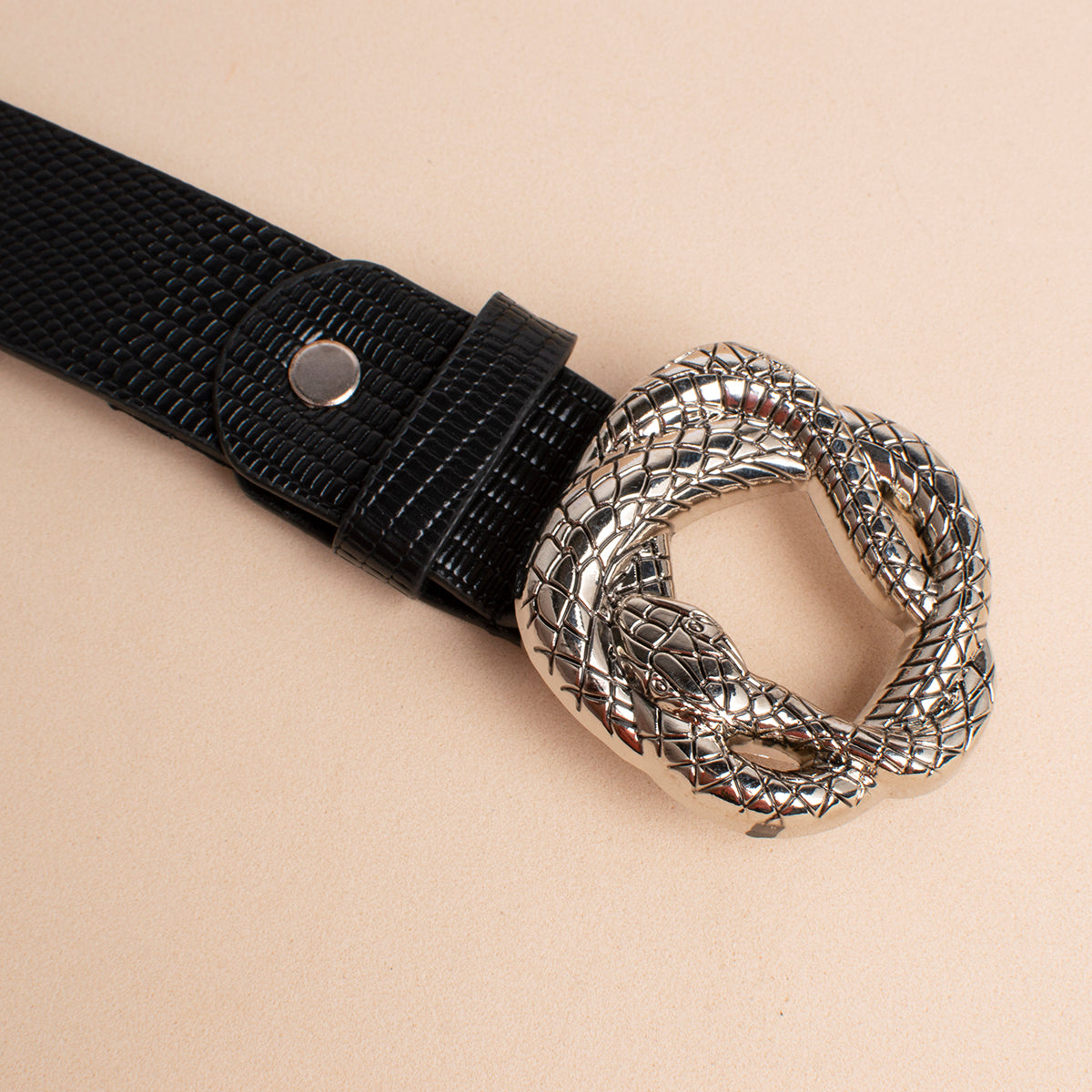 Cinturón color negro con herraje de serpiente