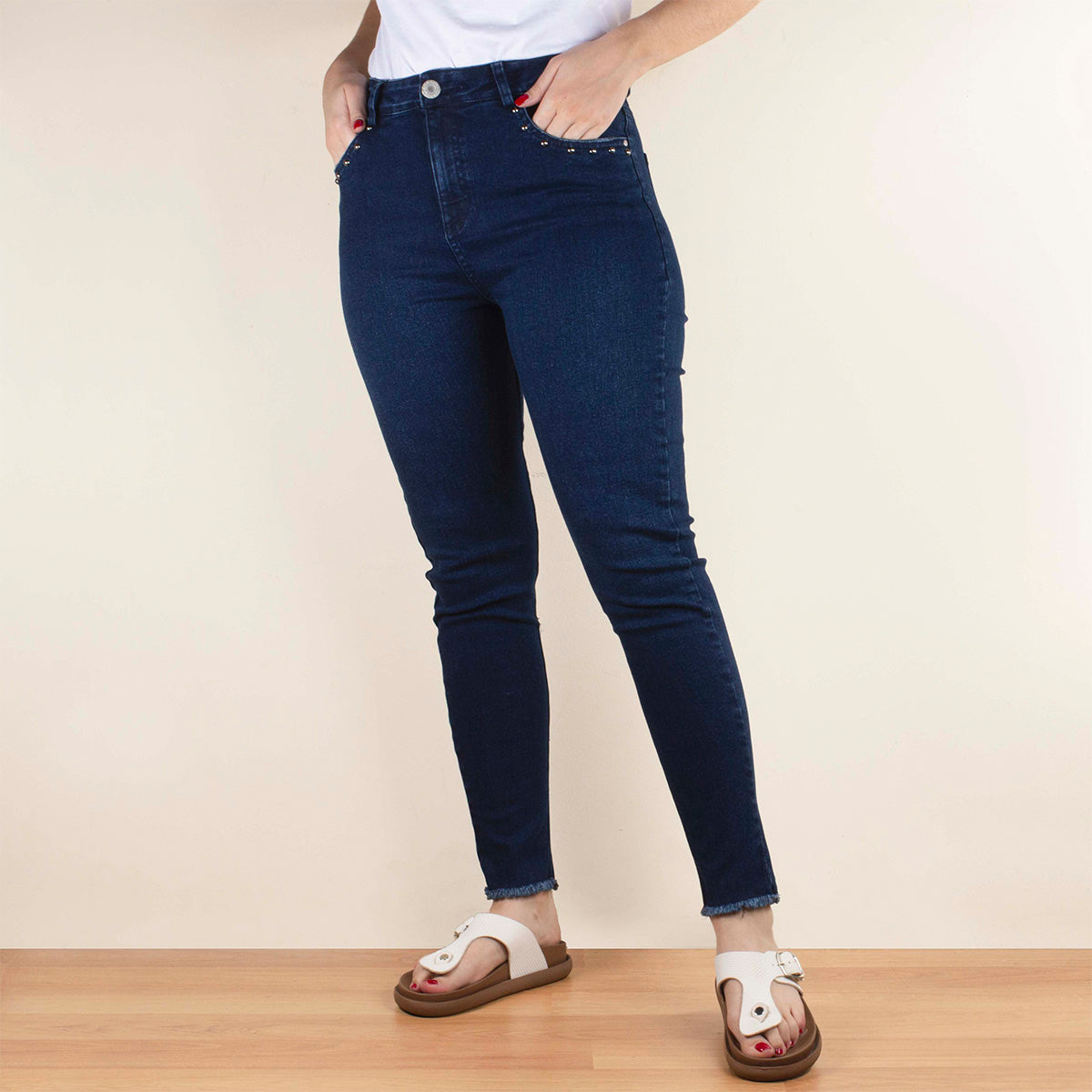 Jeans casuales color azul bota tubo con taches en bolsillos