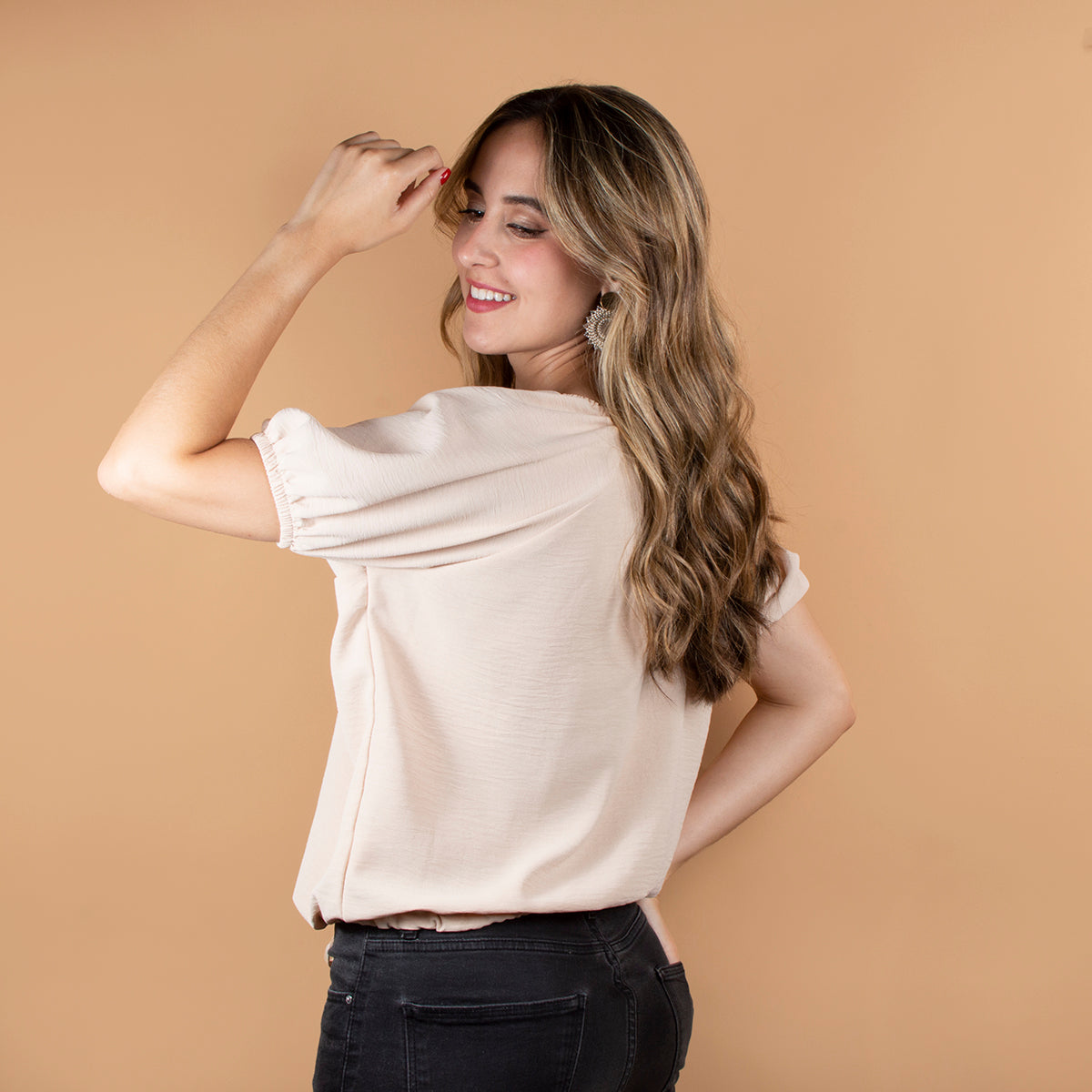 Blusa color camel con cuello v y manga con resorte