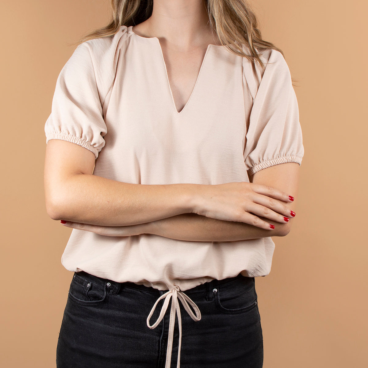 Blusa color camel con cuello v y manga con resorte