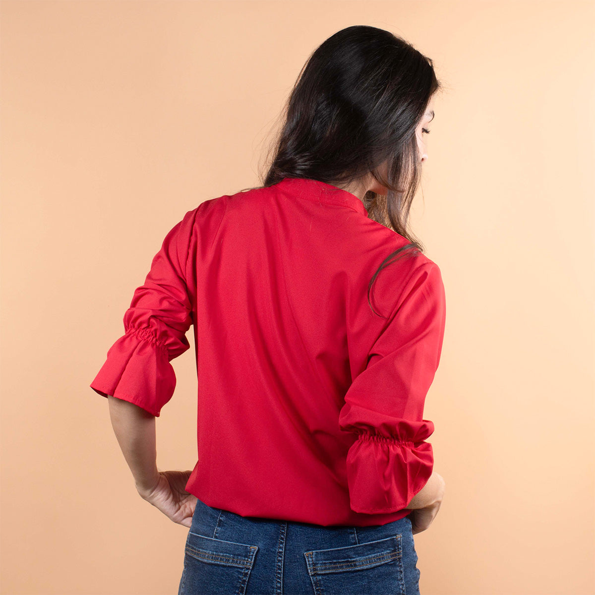 Blusa color rojo con moño ajustable en cuello