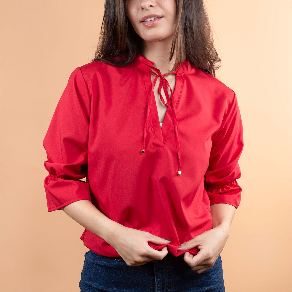 Blusa color rojo con moño ajustable en cuello