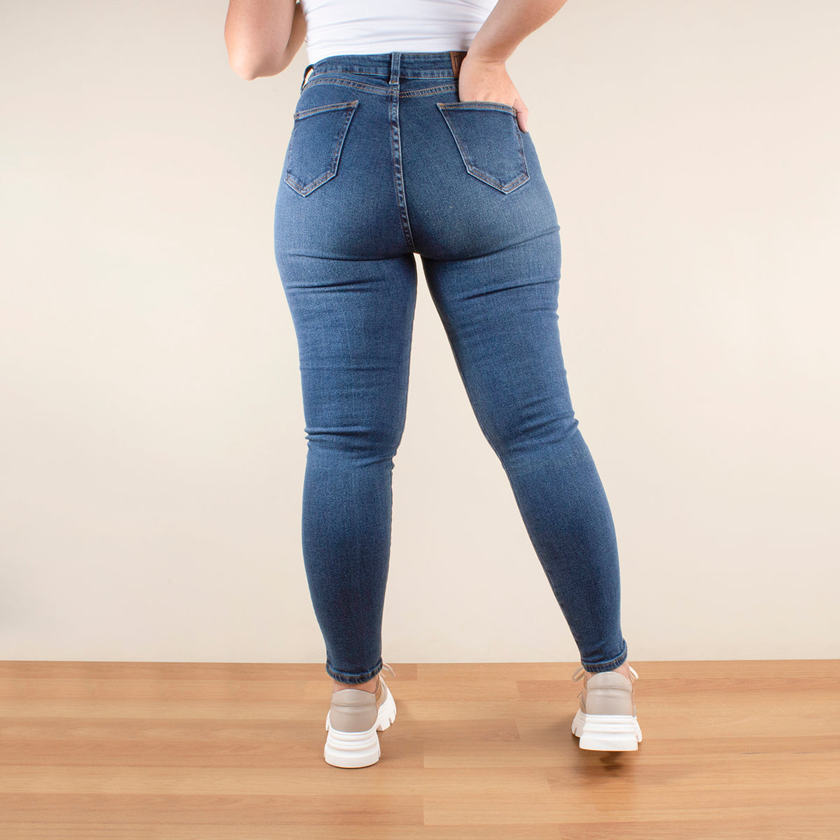 Jeans tipo skinny color azul con desgastes