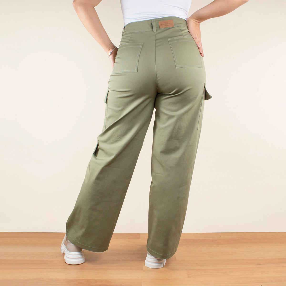 Pantalón tipo cargo color verde
