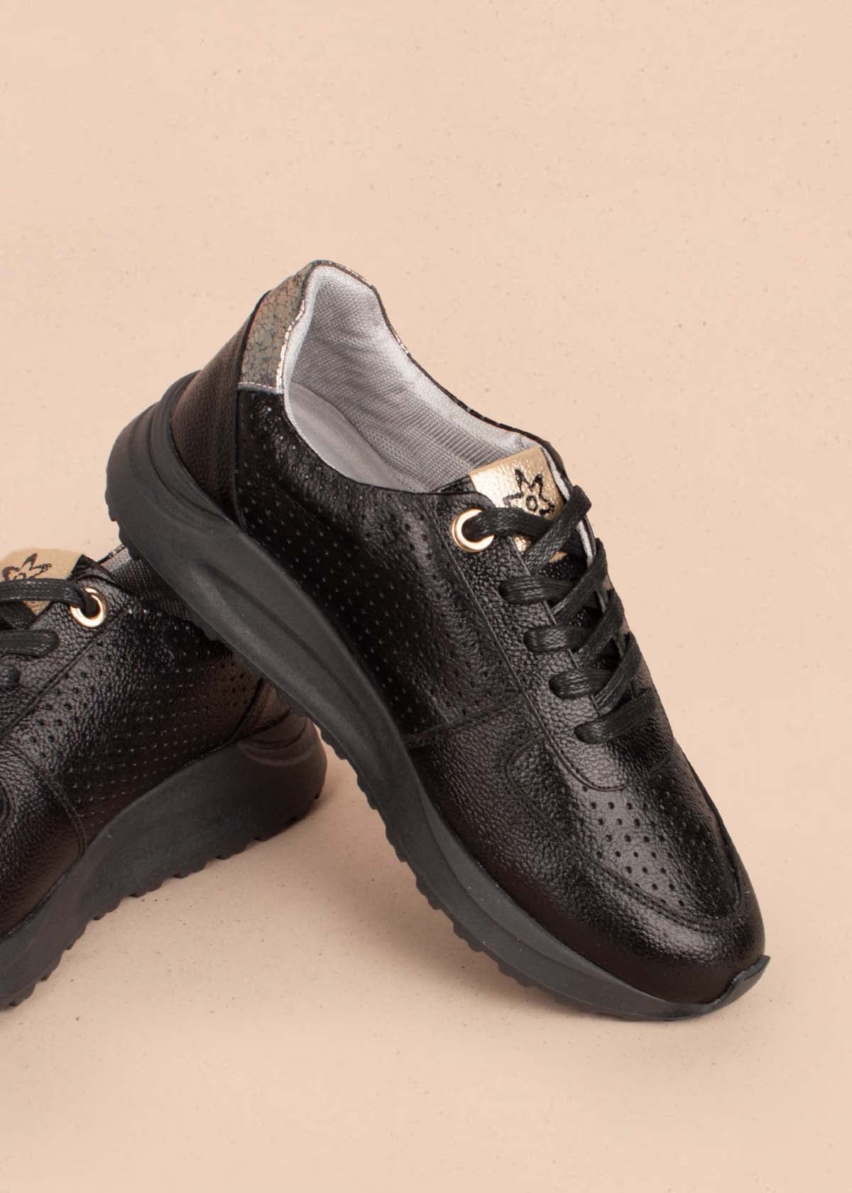 Tenis casuales en cuero color negro con perforaciones 103881