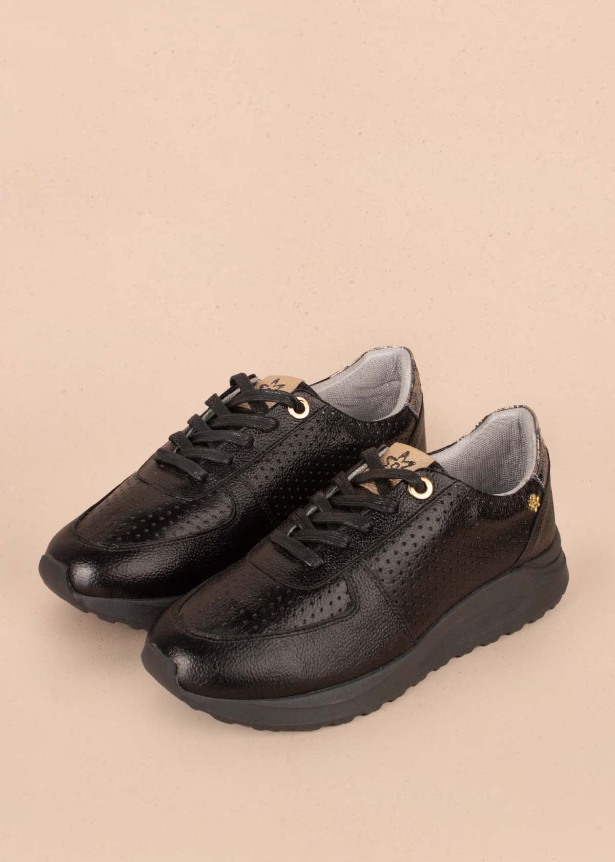 Tenis casuales en cuero color negro con perforaciones 103881