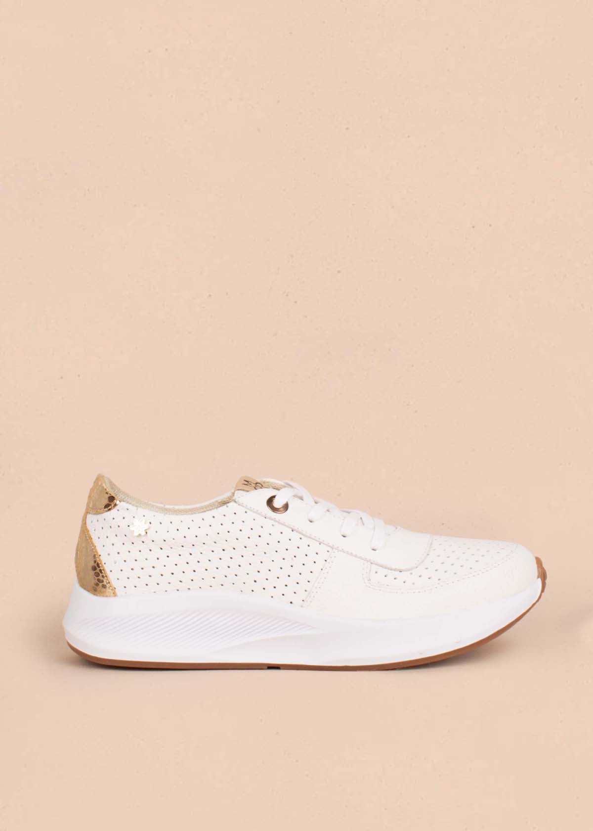 Tenis casuales en cuero color blanco con perforaciones 103883