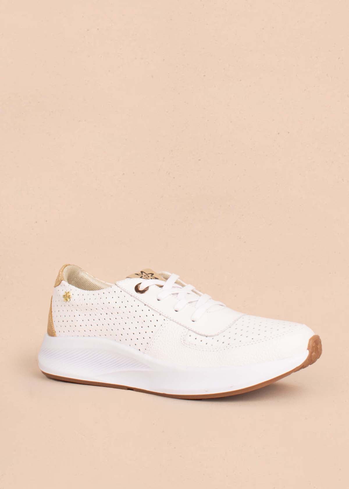 Tenis casuales en cuero color blanco con perforaciones 103883