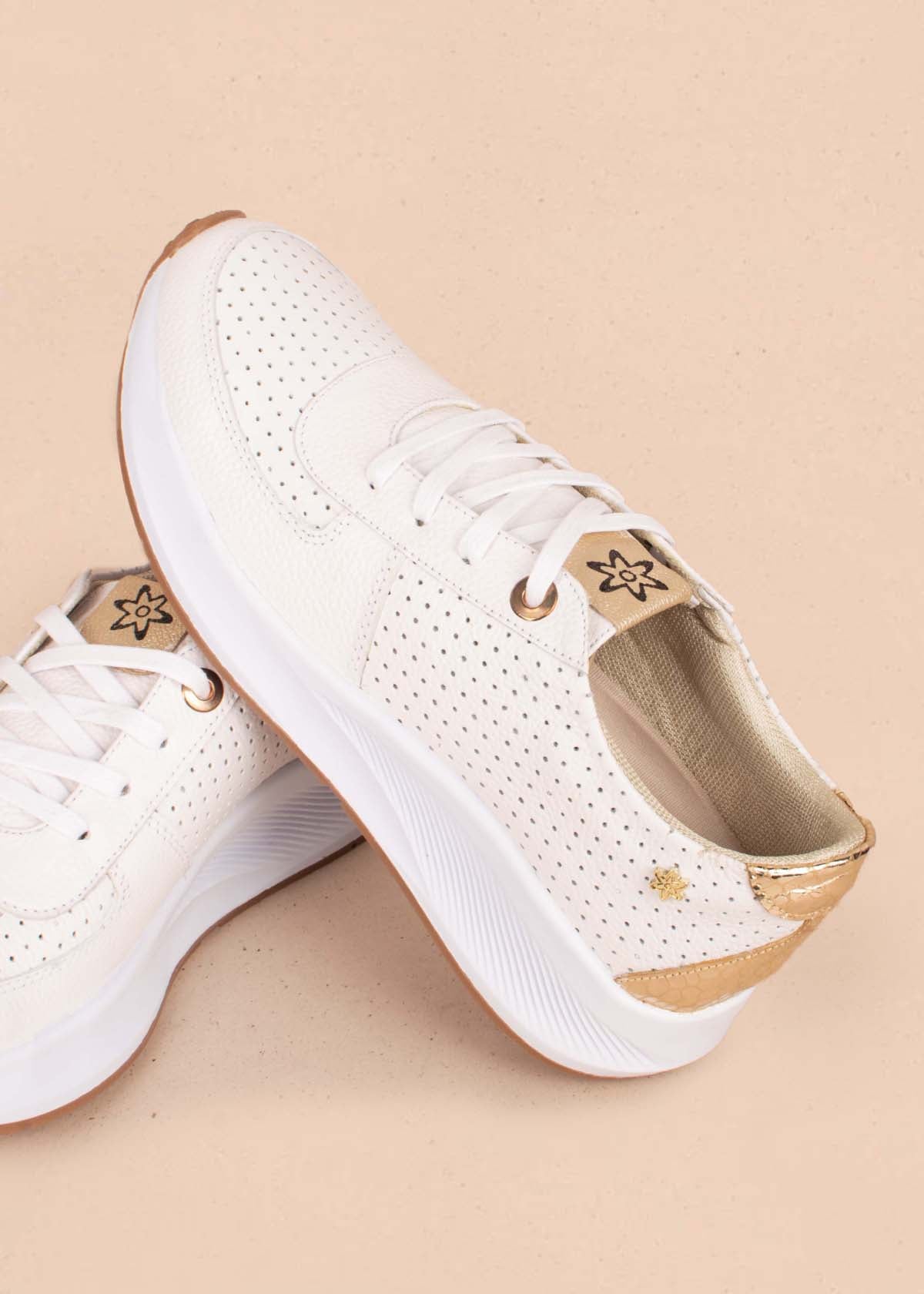 Tenis casuales en cuero color blanco con perforaciones 103883