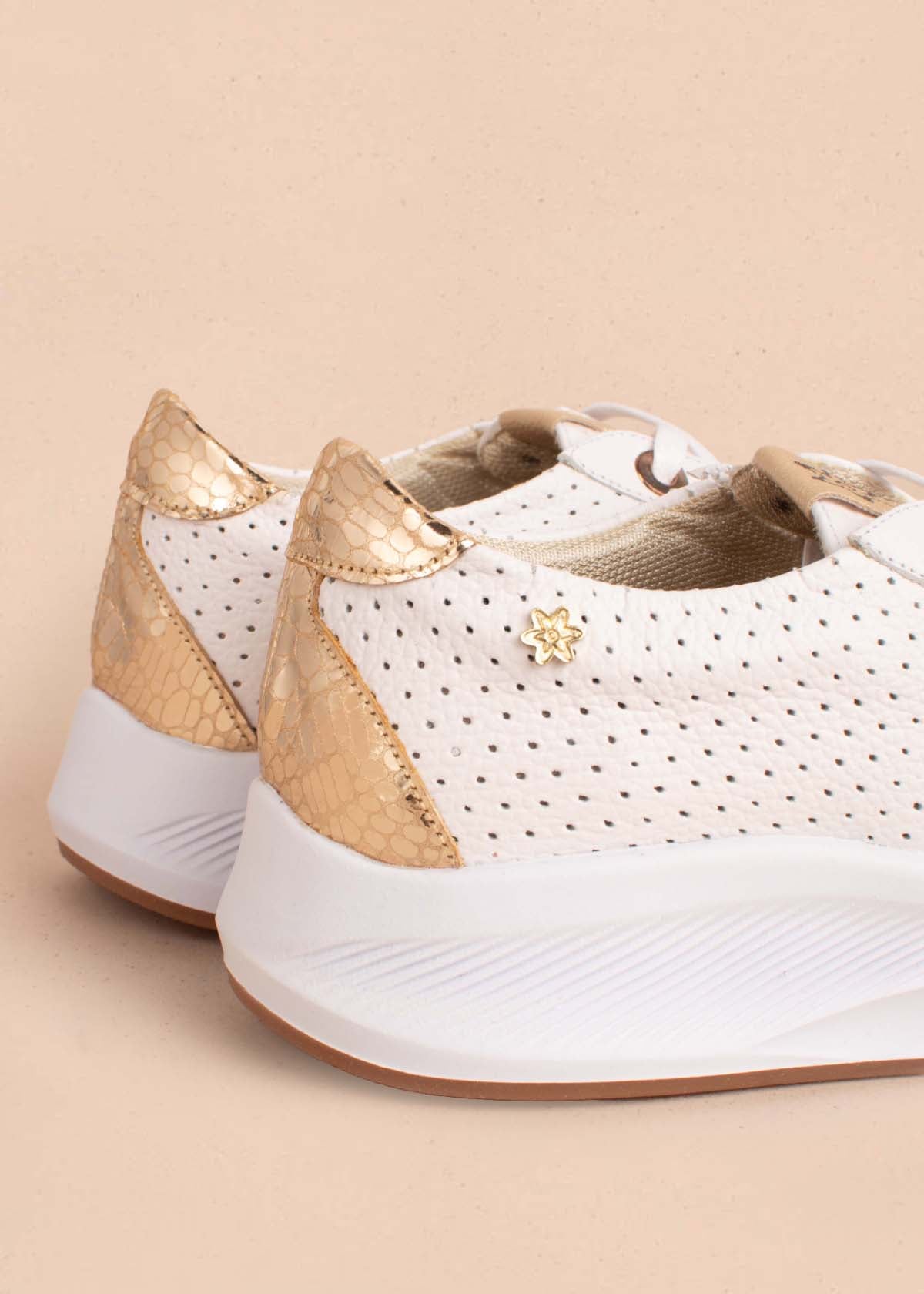 Tenis casuales en cuero color blanco con perforaciones 103883