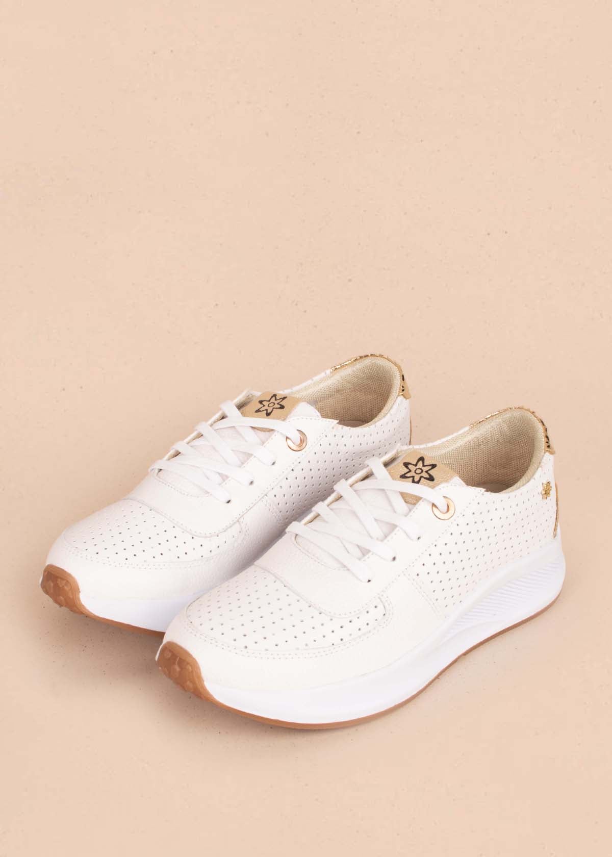 Tenis casuales en cuero color blanco con perforaciones 103883