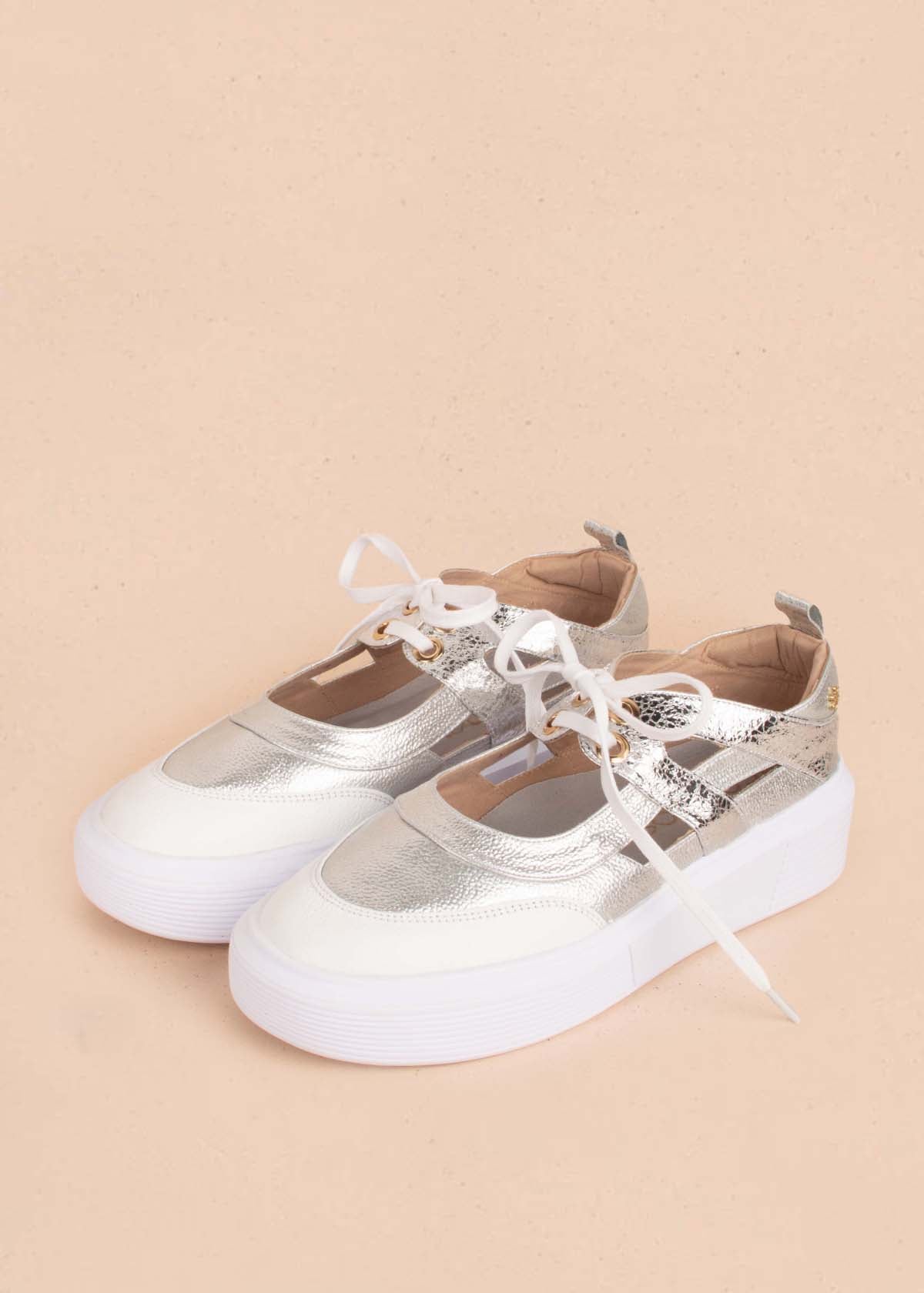 Tenis casuales en cuero color plata con folia 103885