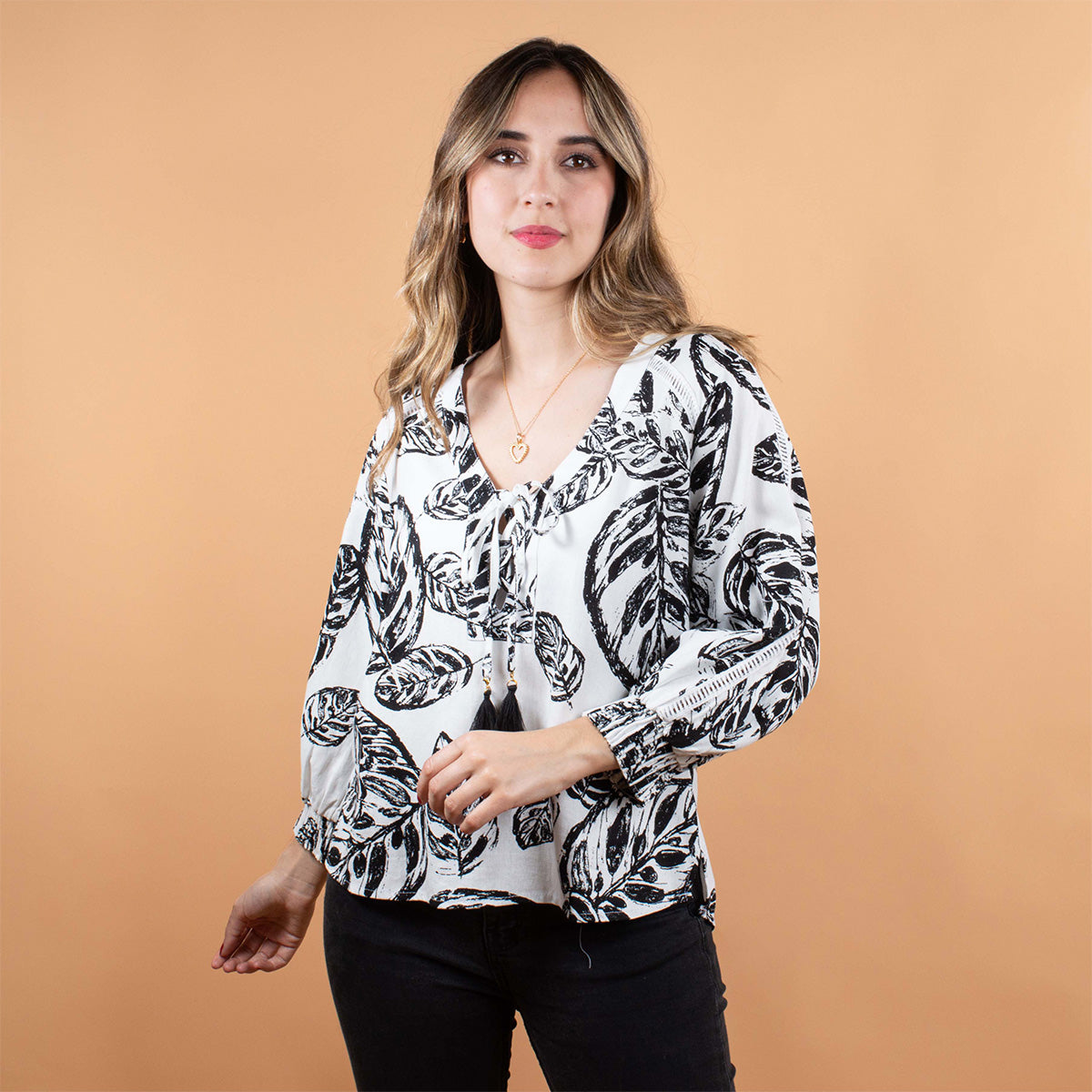 Blusa color blanco con estampado de hojas Blanco 10