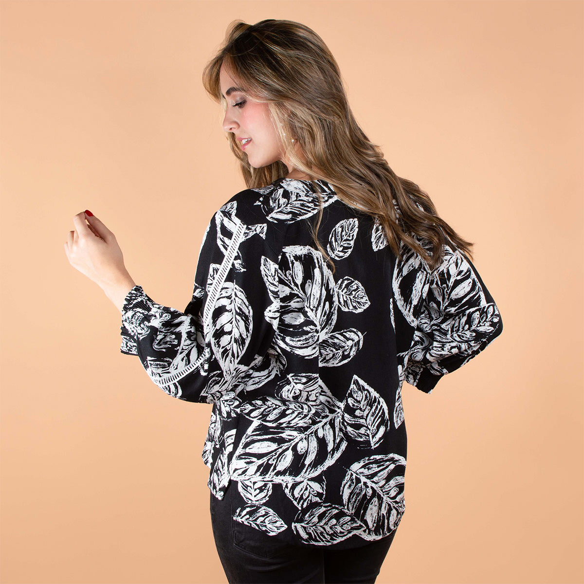 Blusa color negro con estampado de hojas