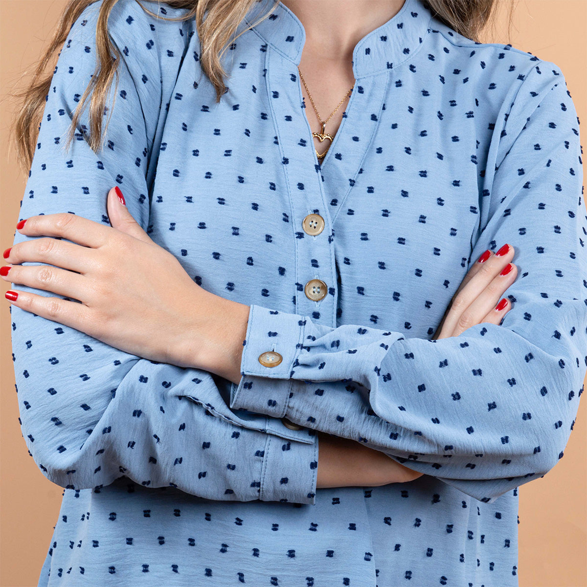 Blusa color azul con estampado de puntos