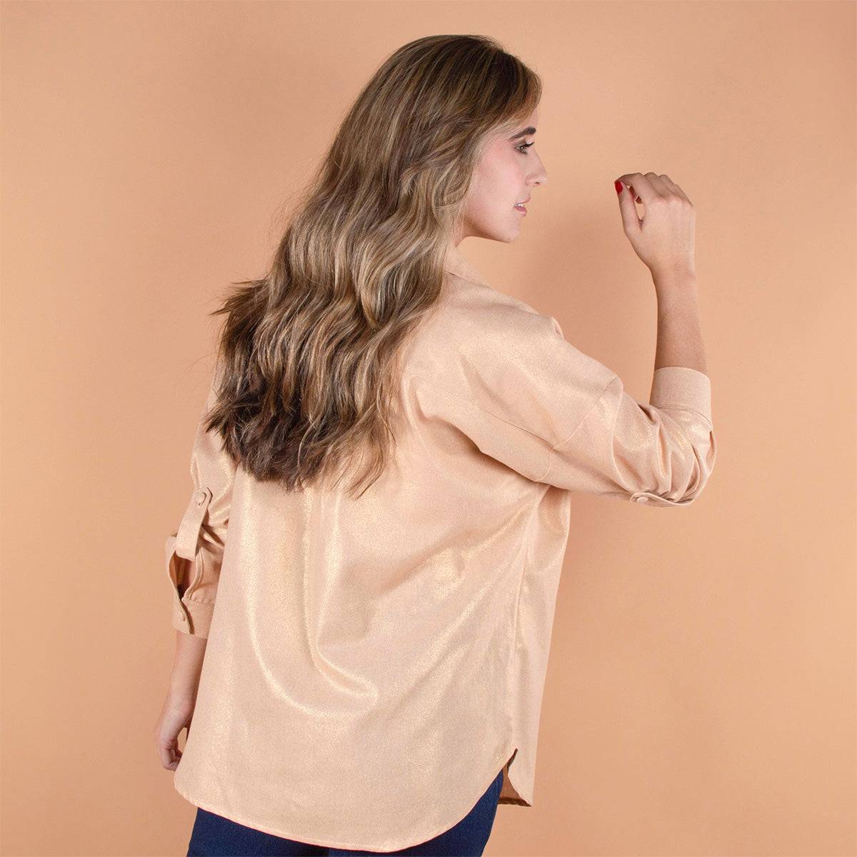 Blusa color camel con aplique de trenza y acabado escarchado