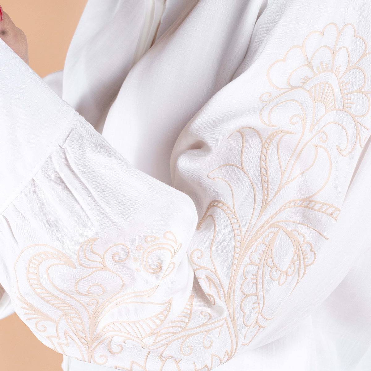 Blusa color blanco con bordado en manga